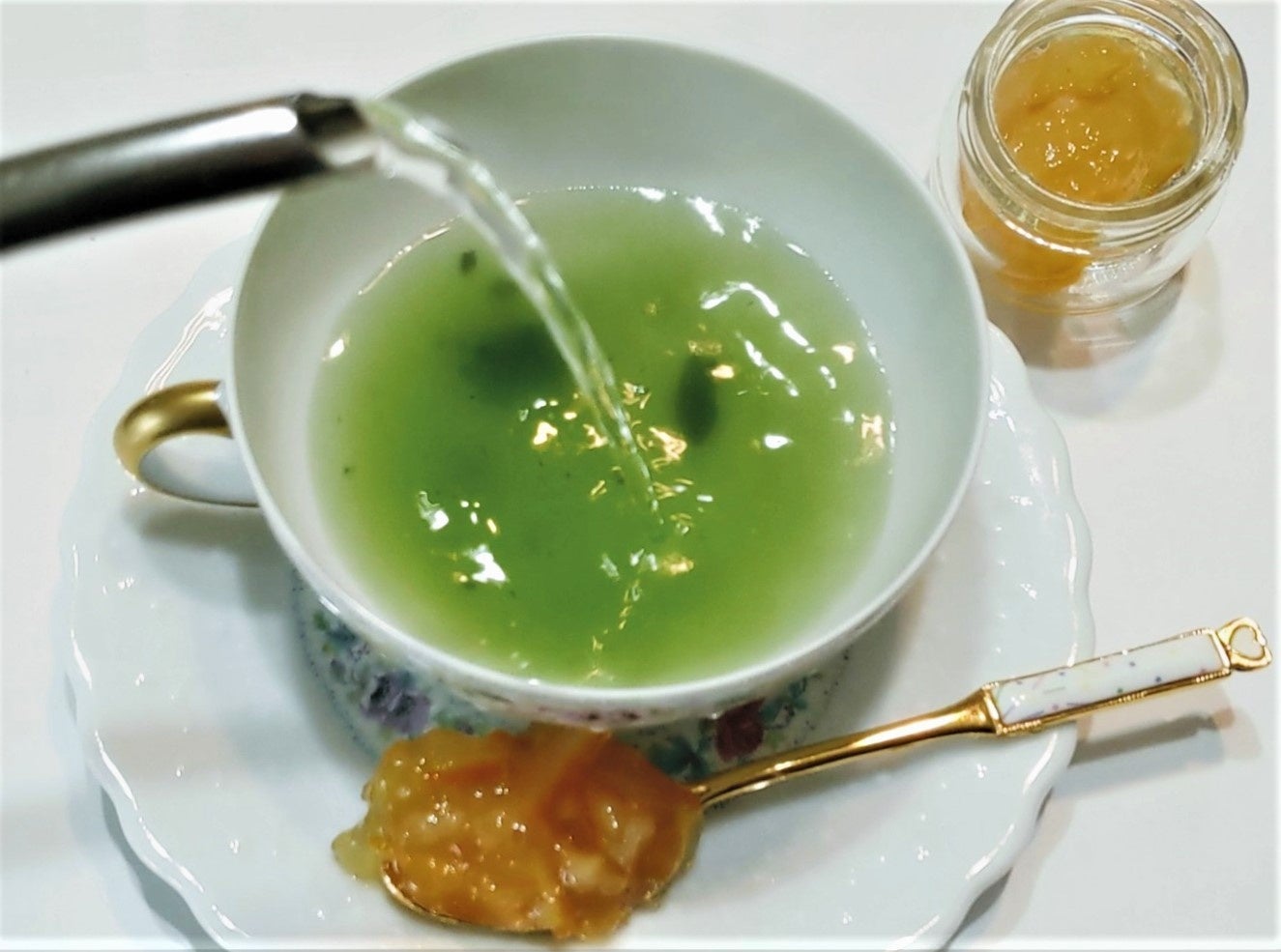 BEYOND MATCHAをお湯で溶いてゆずジャムを入れ新しい抹茶の飲み方を