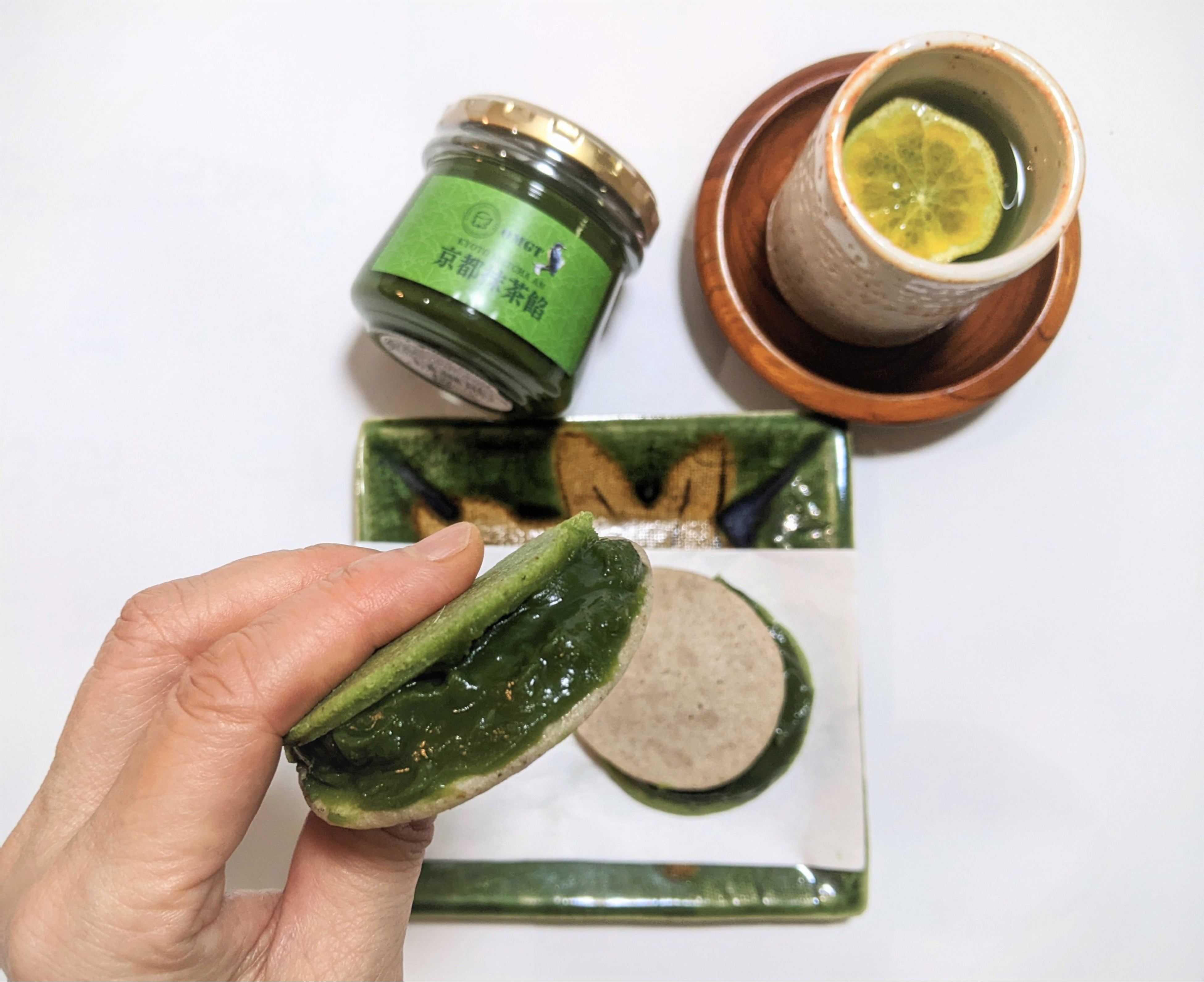 そば粉生地と抹茶生地に京都抹茶餡をサンドしました。