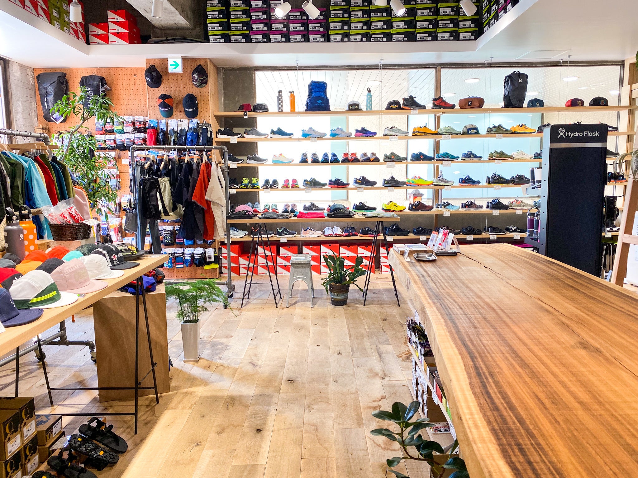 明るく開放的な店内