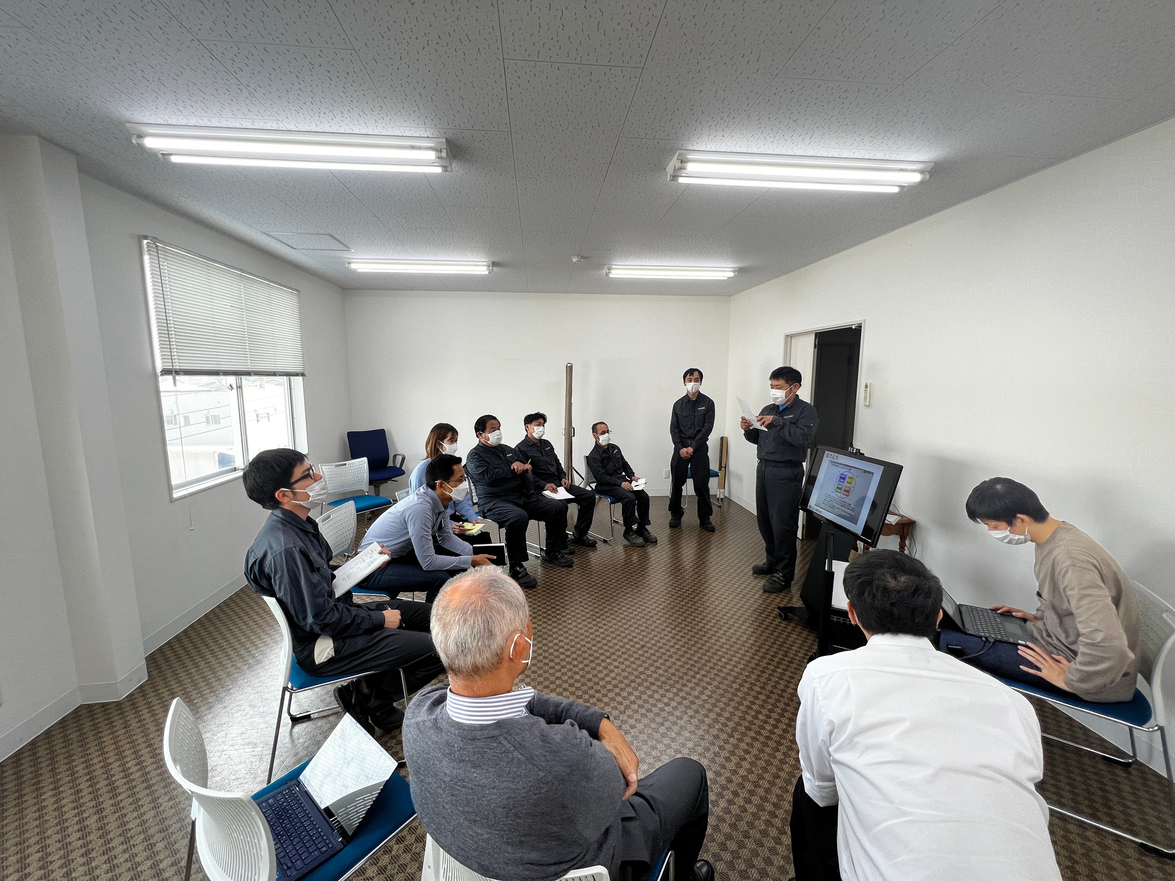 研修を受けたメンバーによる社内報告会の様子