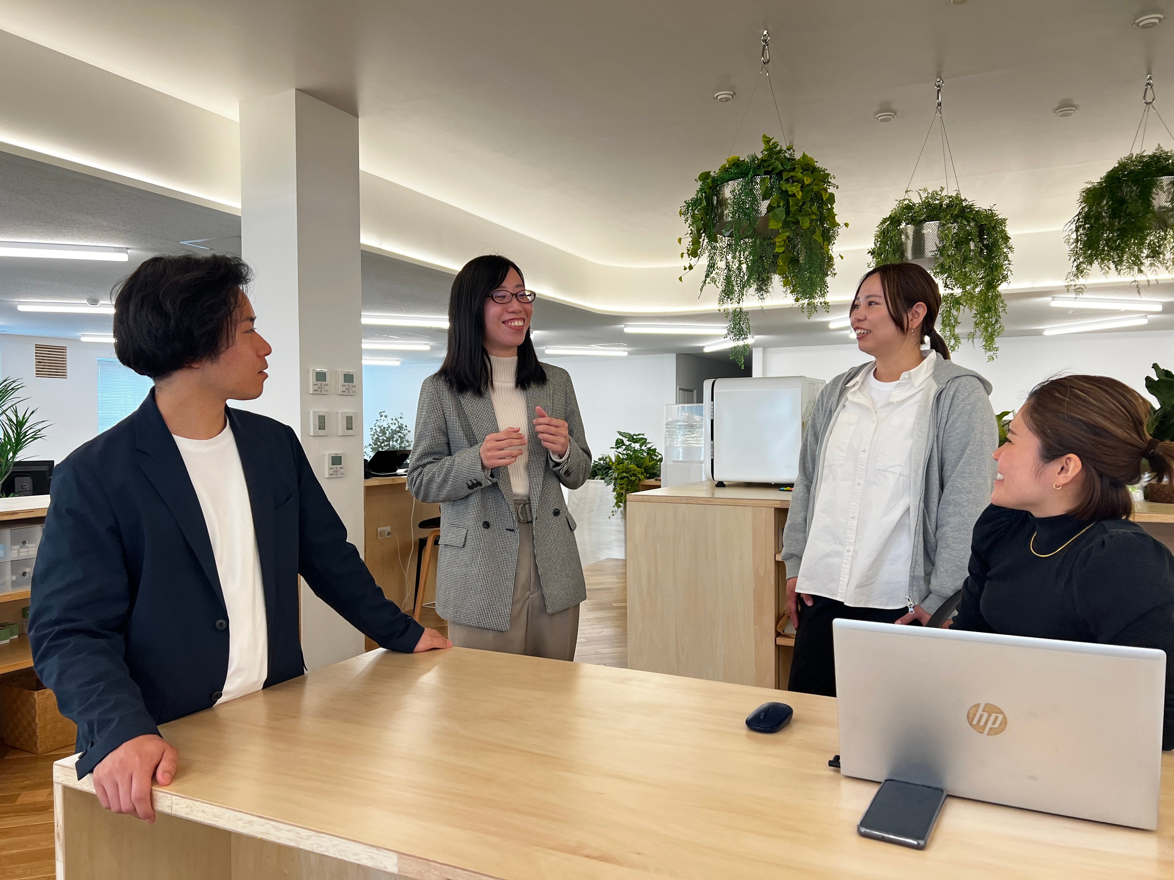 社員同士が活発に意見を交わすオフィスの様子