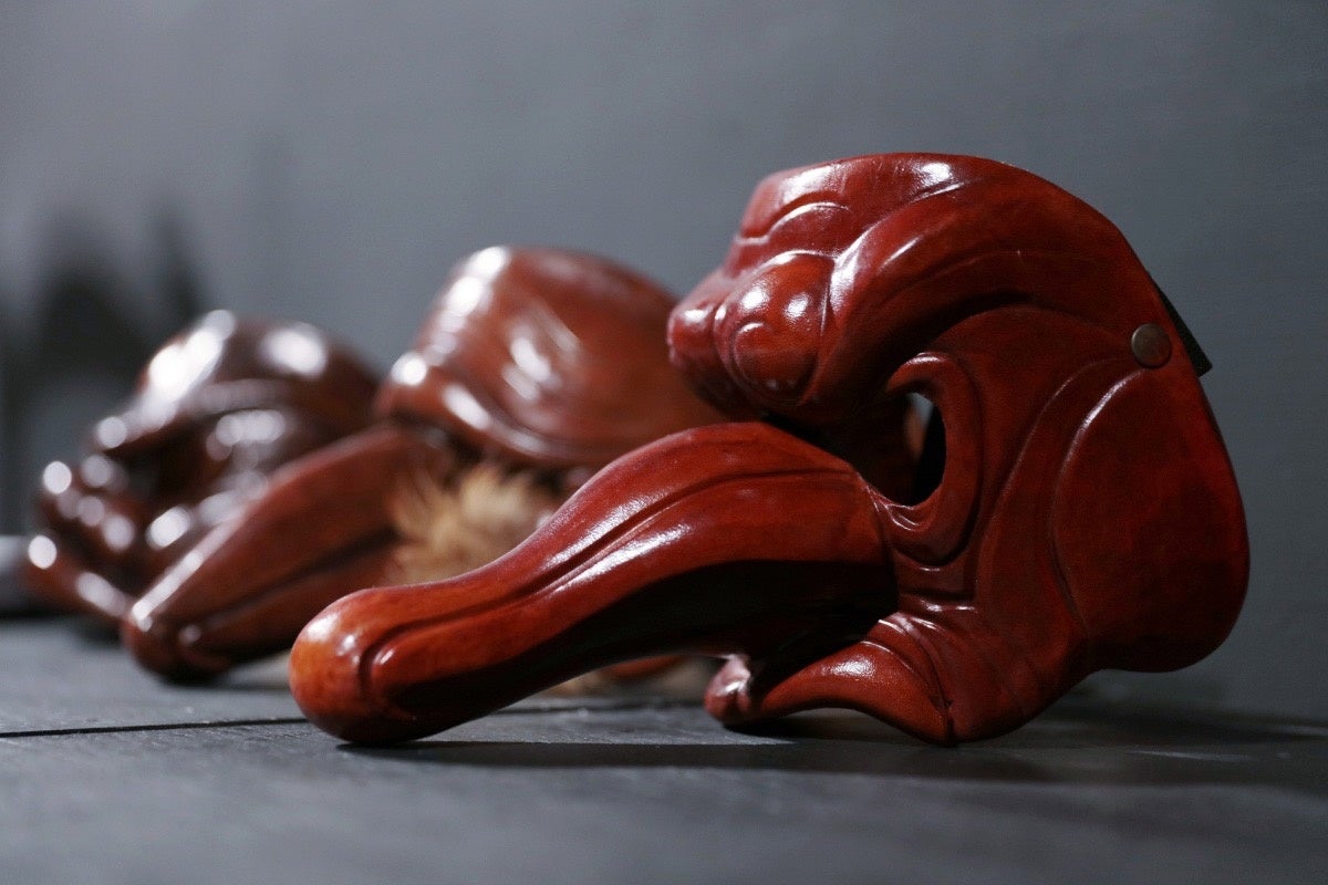 パフォーマンスで使用する仮面