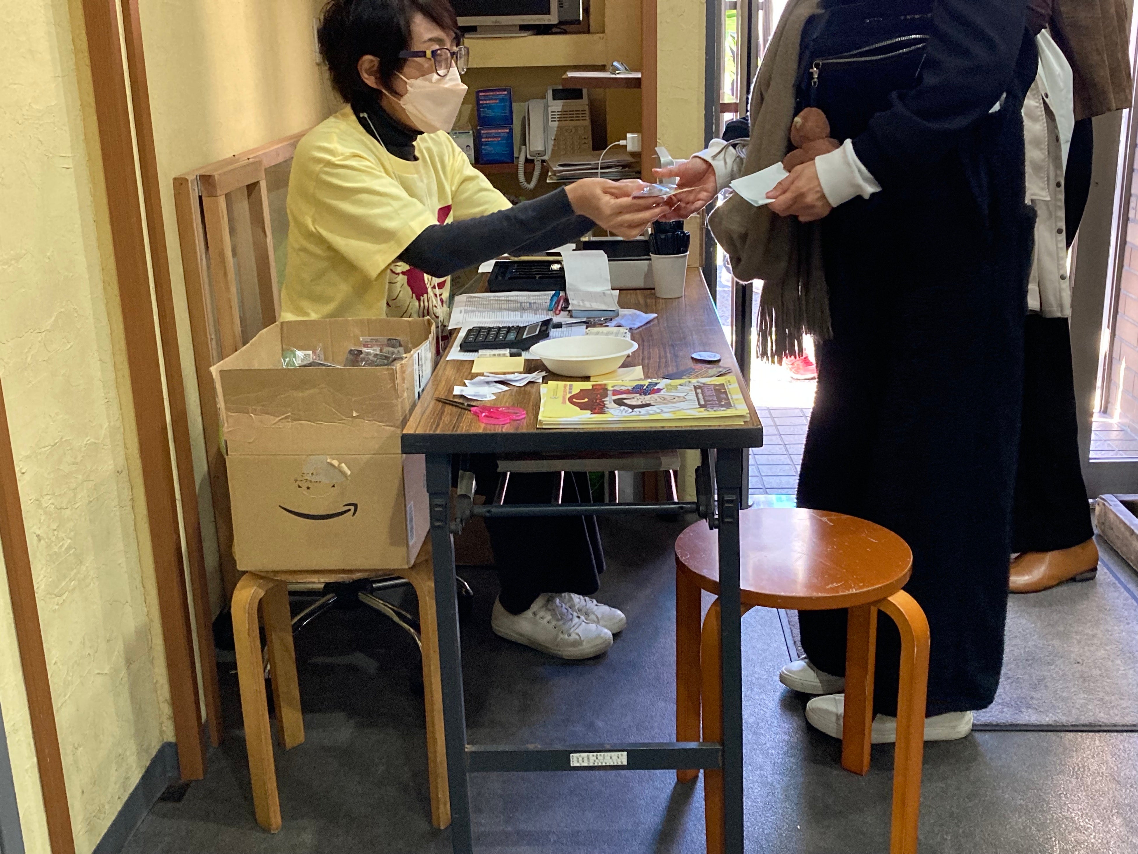 にんにくが配られる様子