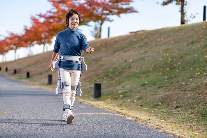 歩行訓練ロボット「curara」