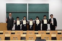 （昨年度の様子　課題「小論文」の優秀賞を受賞の記念写真）