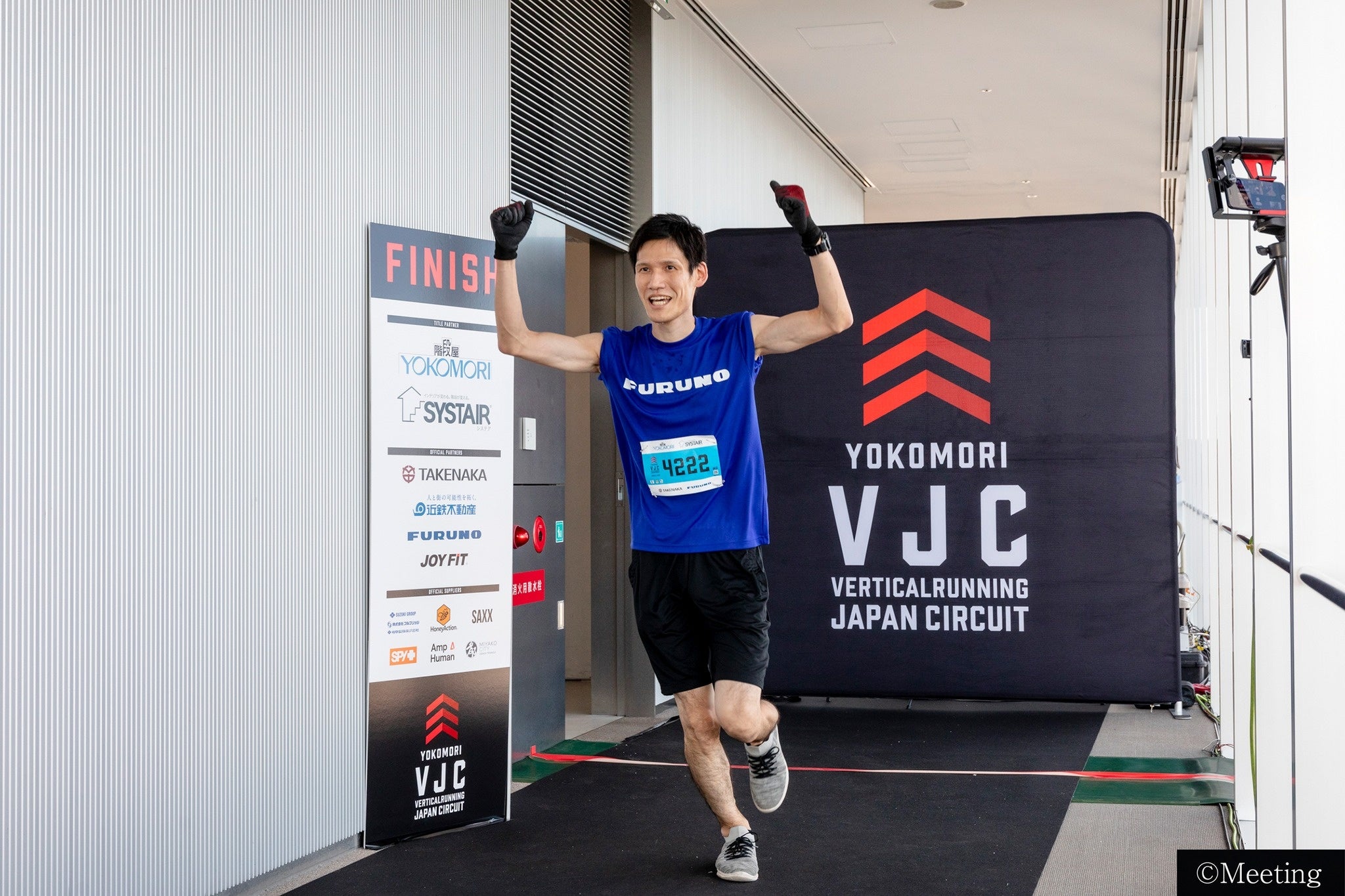 60階のゴール地点到達を喜ぶ様子