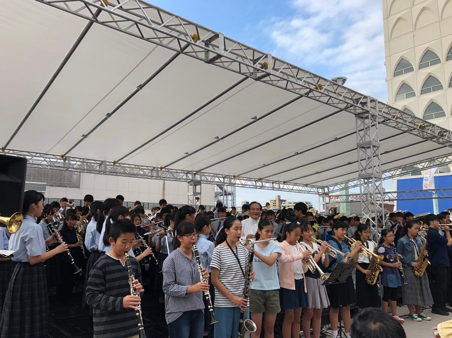 柏駅前に特設ステージを作り、小学生から社会人、プロが一緒に出演したイベント