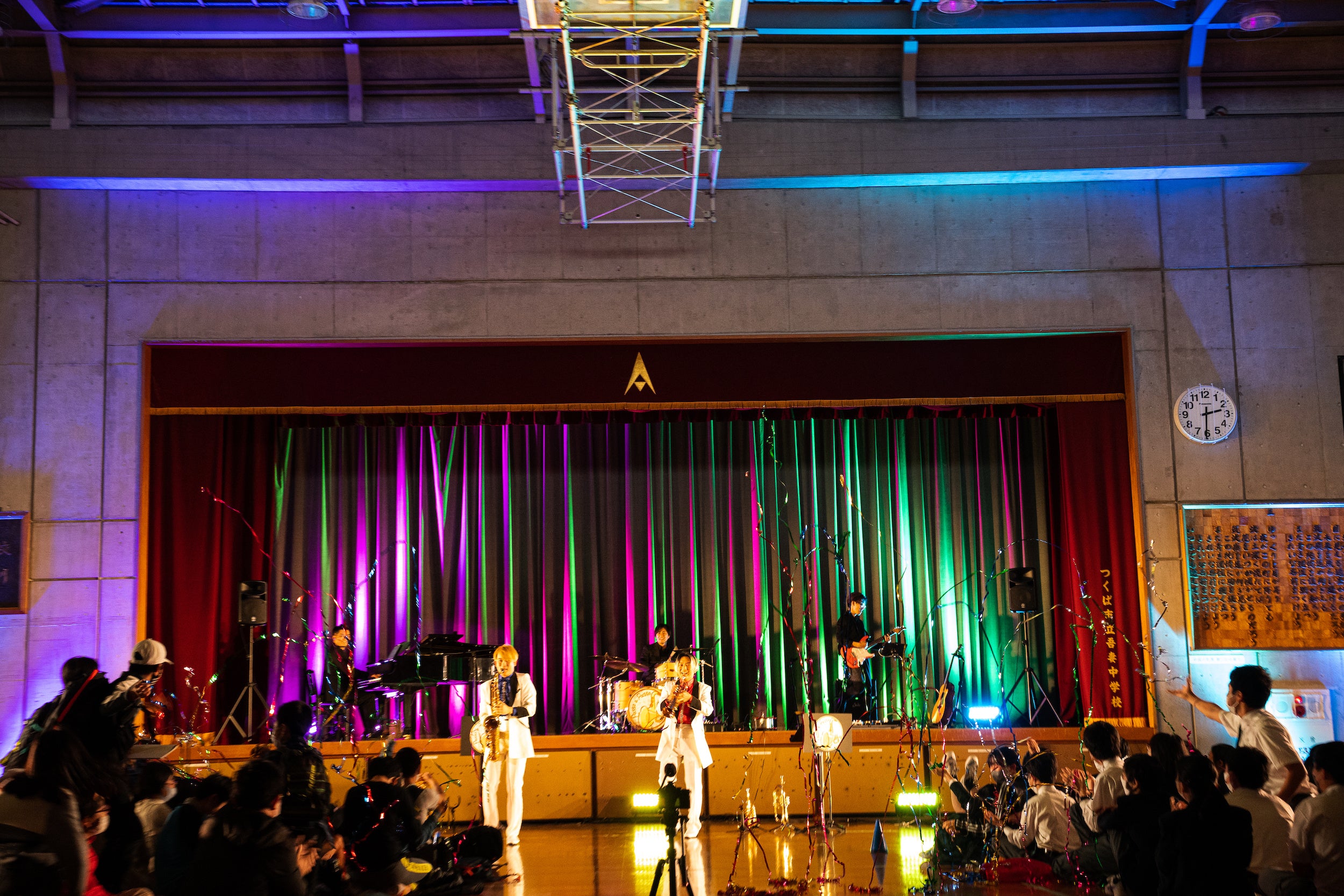 飛び出てきたキラキラテープを楽しそうに拾う中学生