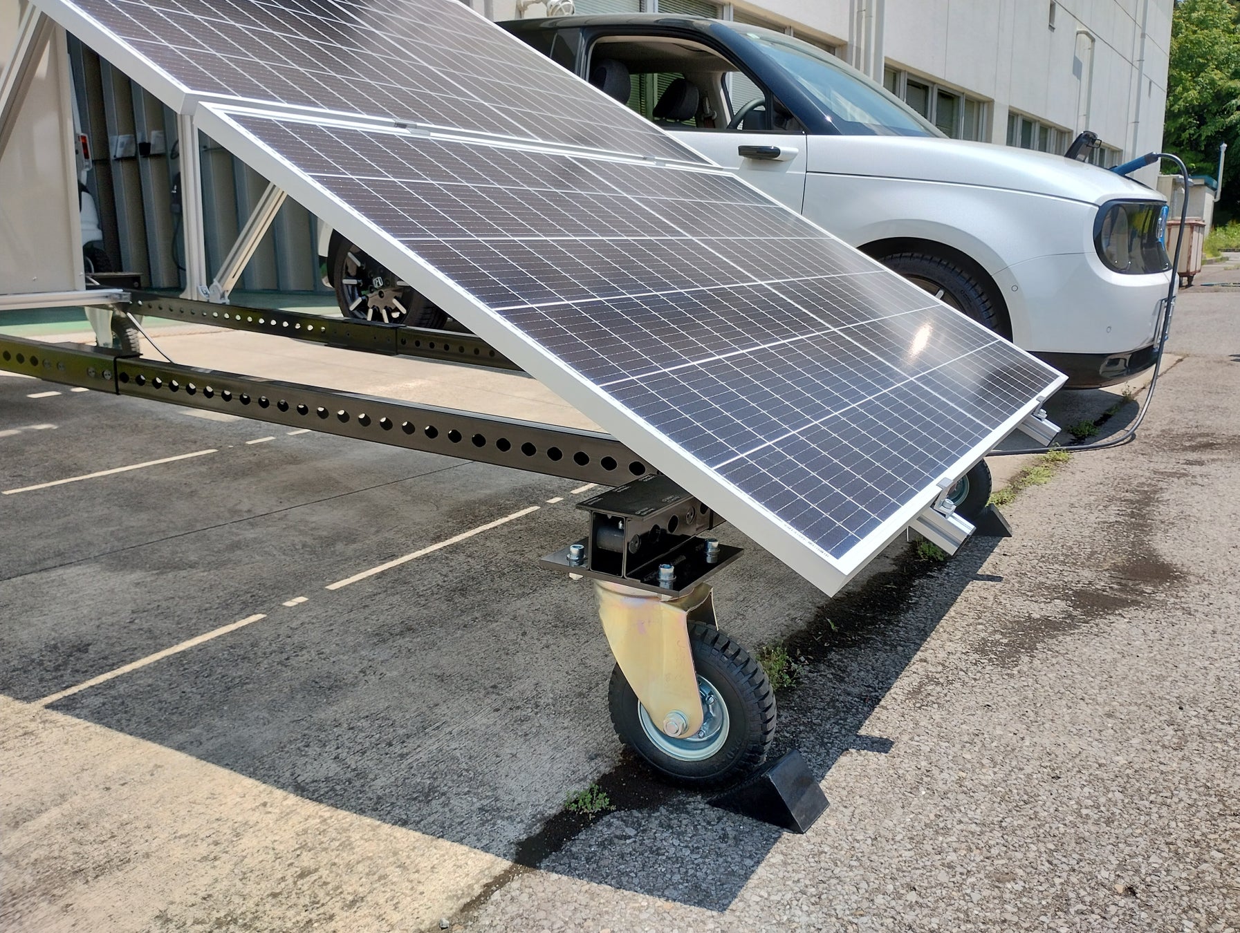 車輪によって移動できるので、電気工事をしなくてもそのまま太陽光の電気でEVに充電できる