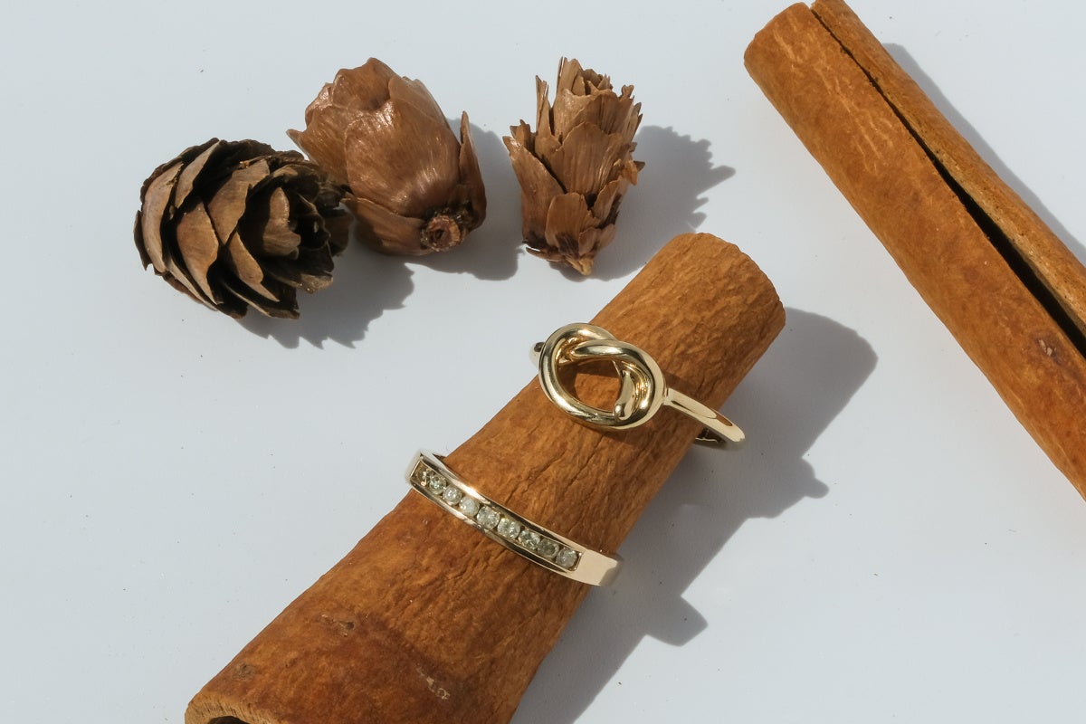 (上)ノットリング ¥66,000 (下)ダイヤモンドリング ¥77,000 いずれも9Kゴールド