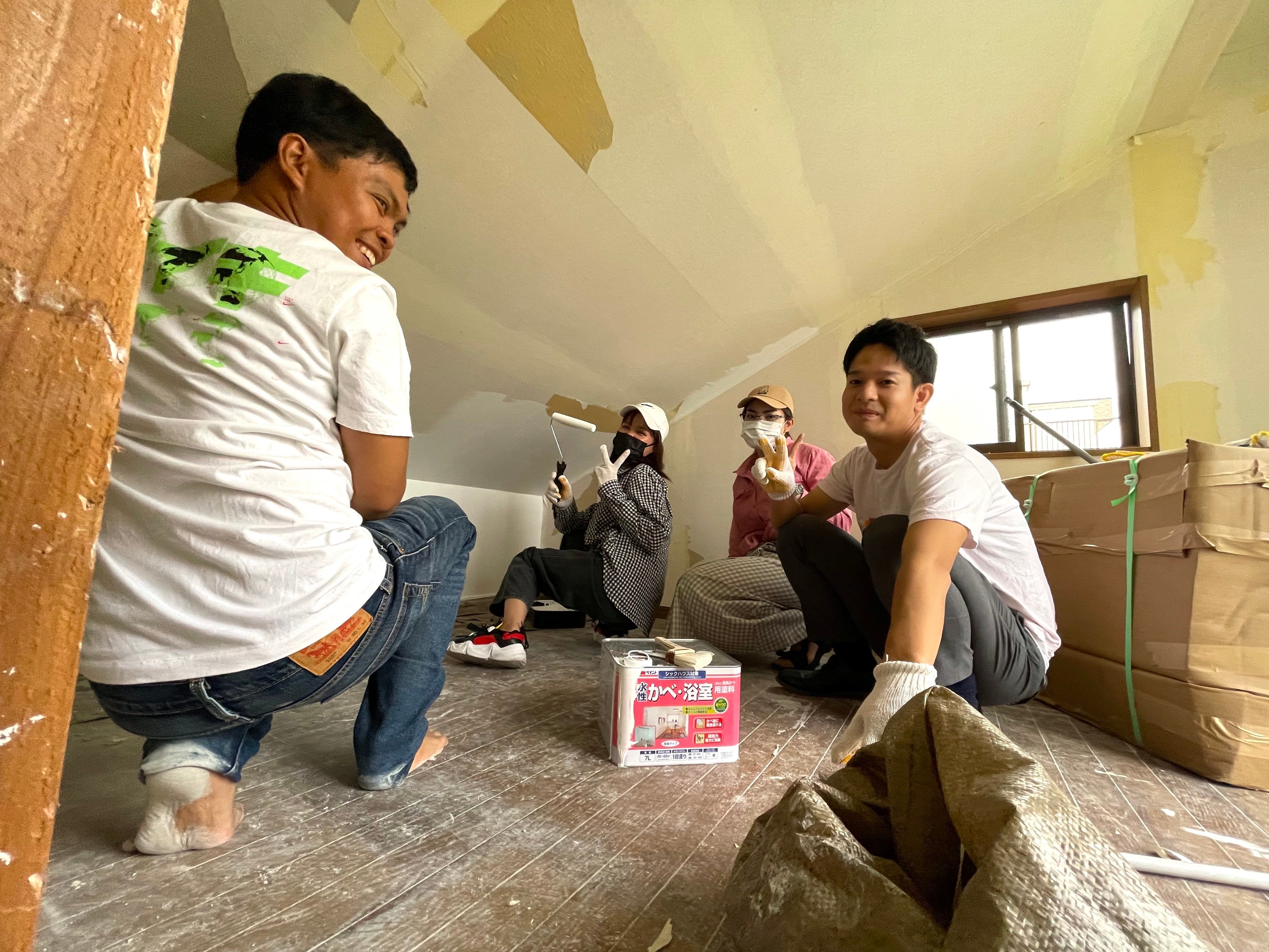 東南アジア人と一緒にDIYを行った