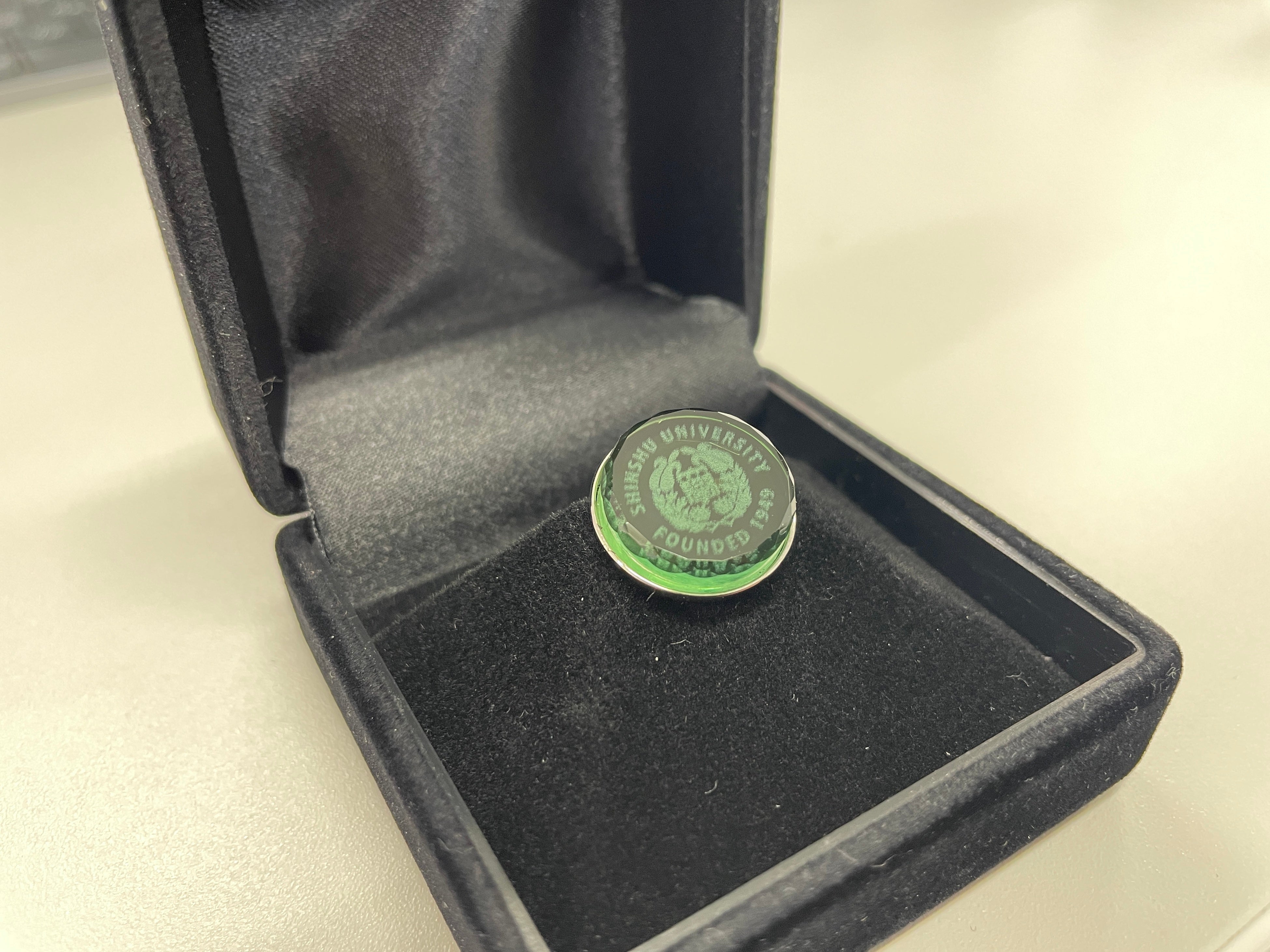 サファイアの学章入りタックピン