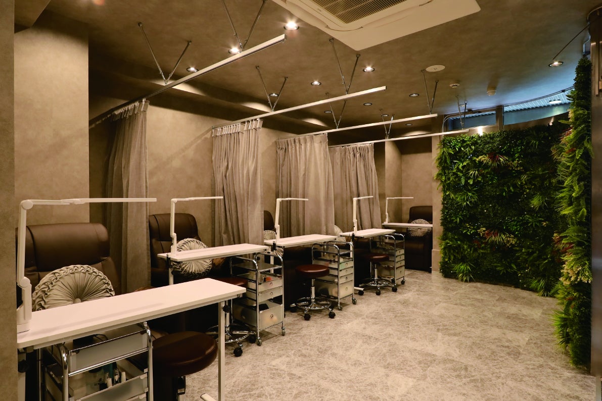 広々とした店内は、プライバシーにも配慮した角度をつけた座席になっています。