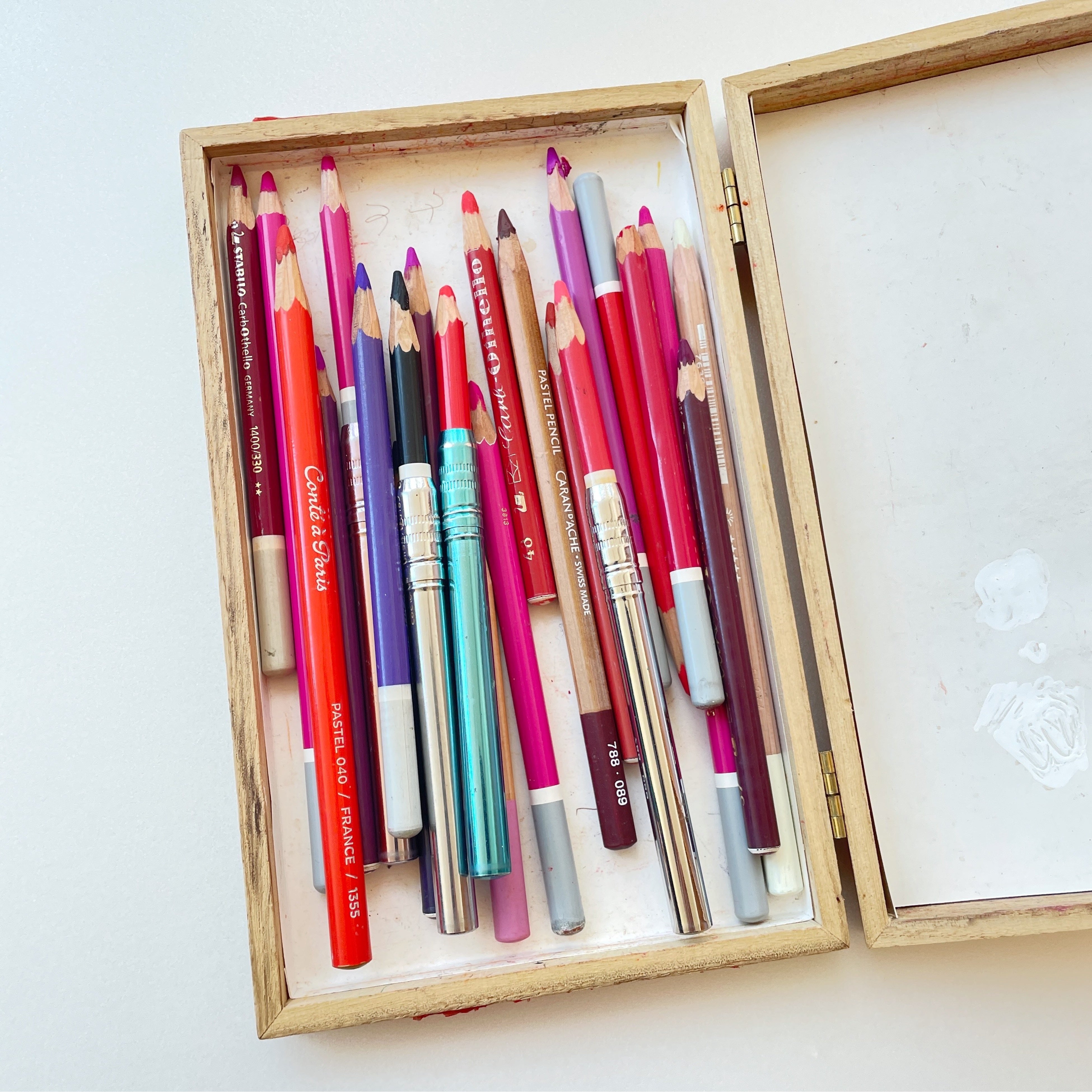 『ごろんずっしり さつまいも』作者いわさゆうこさん使用のパステルペン