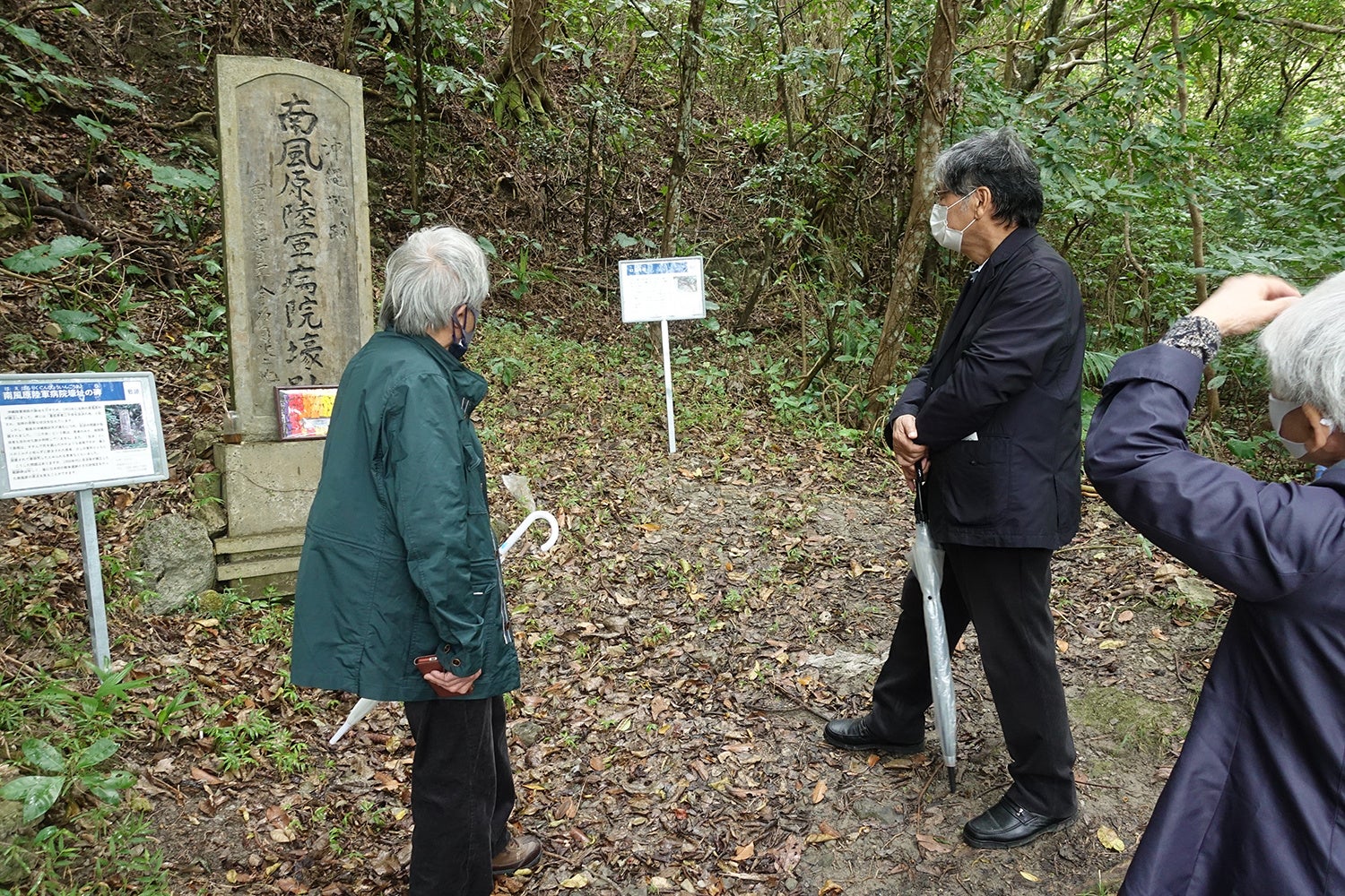 戦跡取材の様子（南風原陸軍病院壕跡）