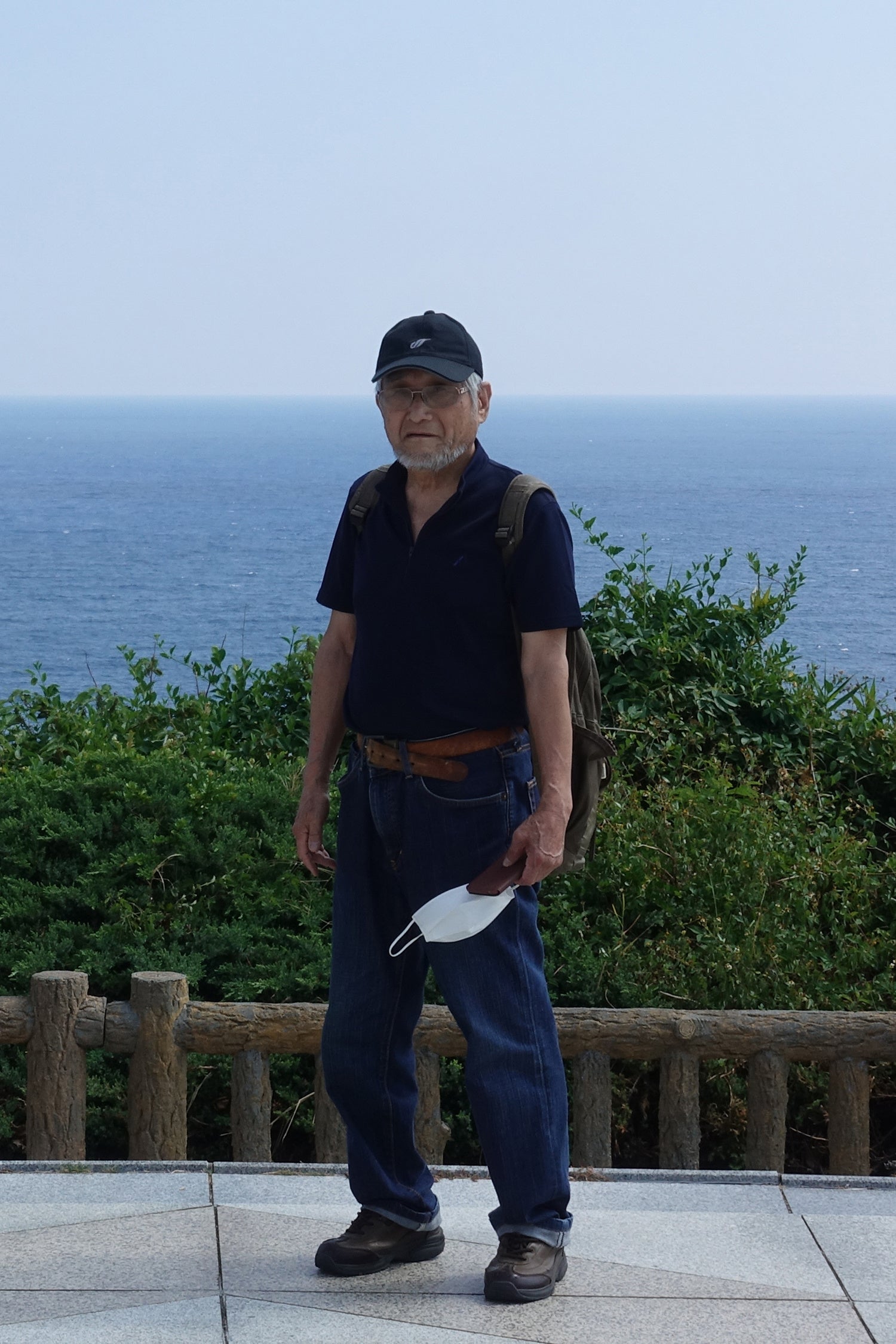 取材中の著者（摩文仁の丘）