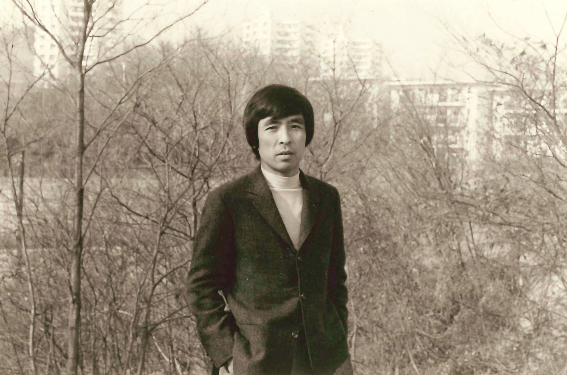 いわむらかずおさんが最初の「引っ越し」をした、東京の百草団地にて(いわむらかずお絵本の丘美術館 提供)