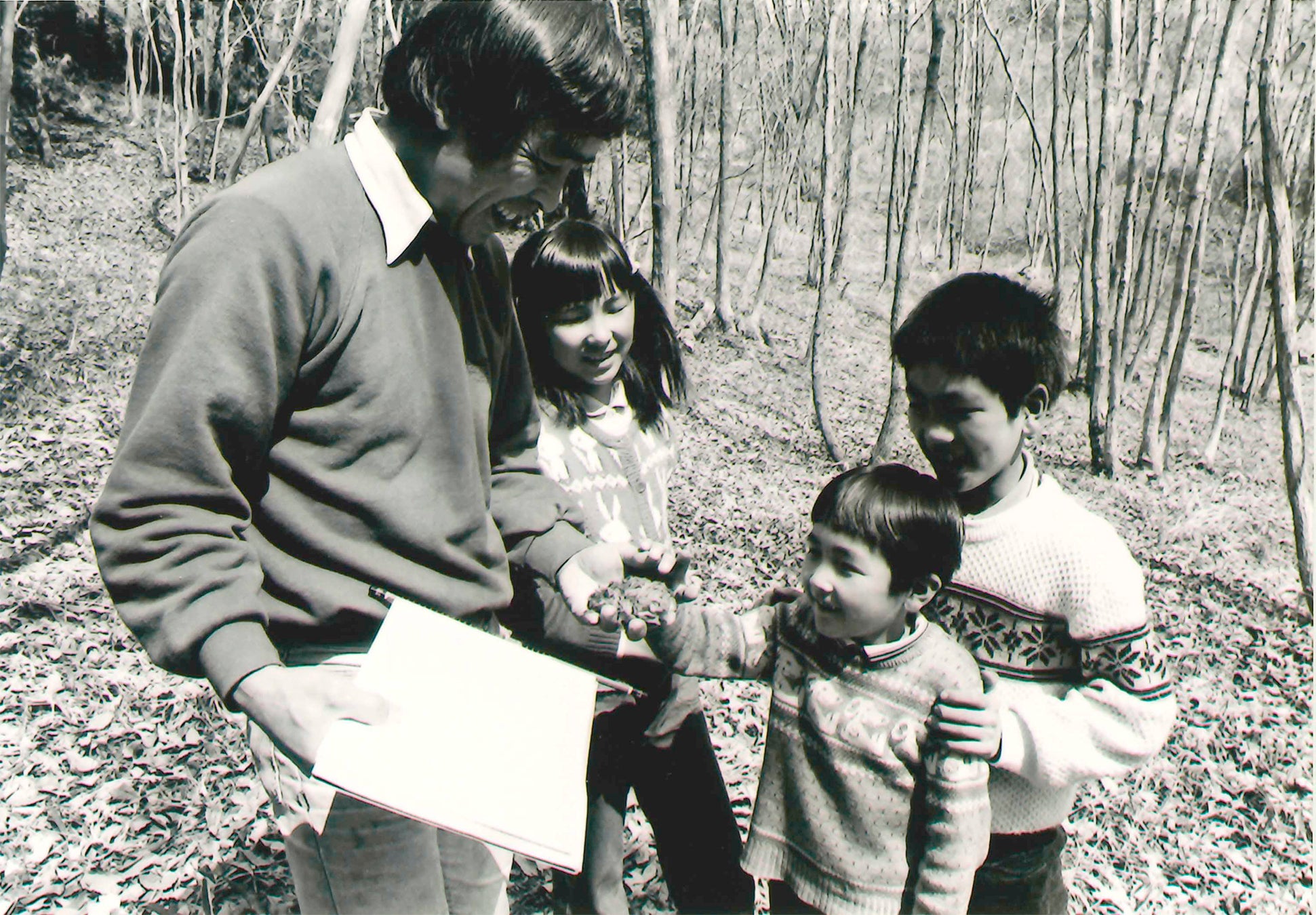 2度目の引っ越し先の益子にて、雑木林で家族と過ごすいわむらかずおさん (いわむらかずお絵本の丘美術館 提供)