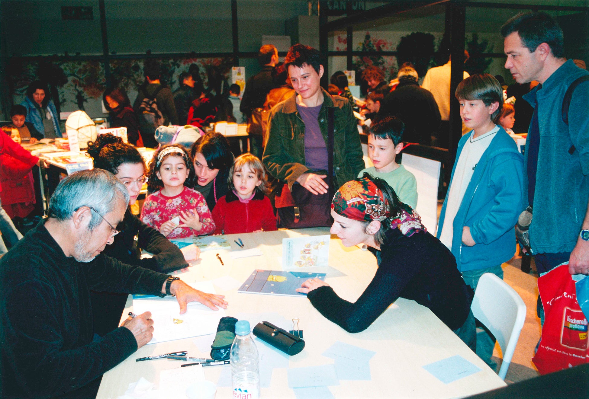 2003年、フランス・モントルイユで行われたブックフェア会場でのサイン会の様子 (いわむらかずお絵本の丘美術館 提供)