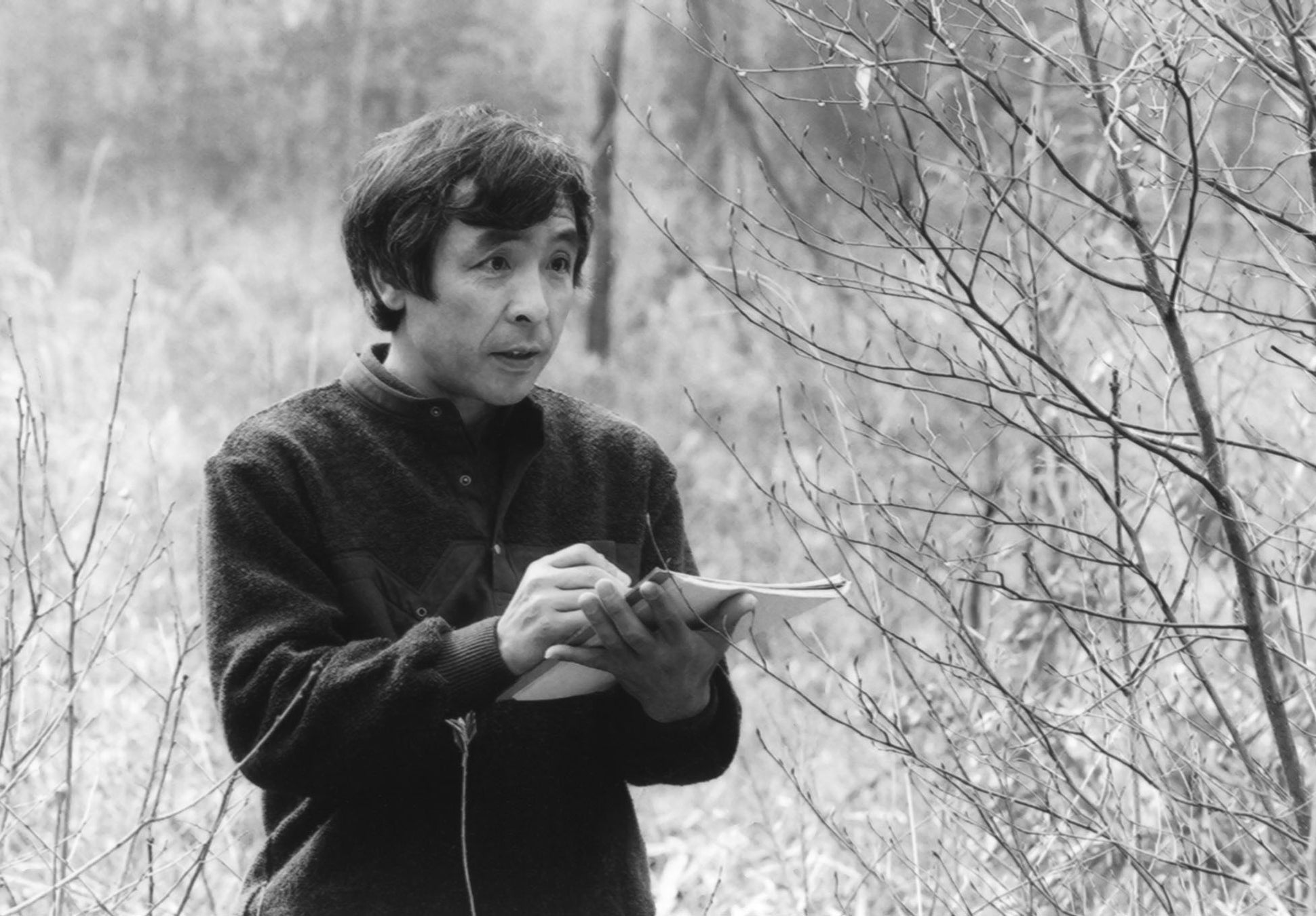 益子にてスケッチをして取材するいわむらかずおさん (いわむらかずお絵本の丘美術館 提供)