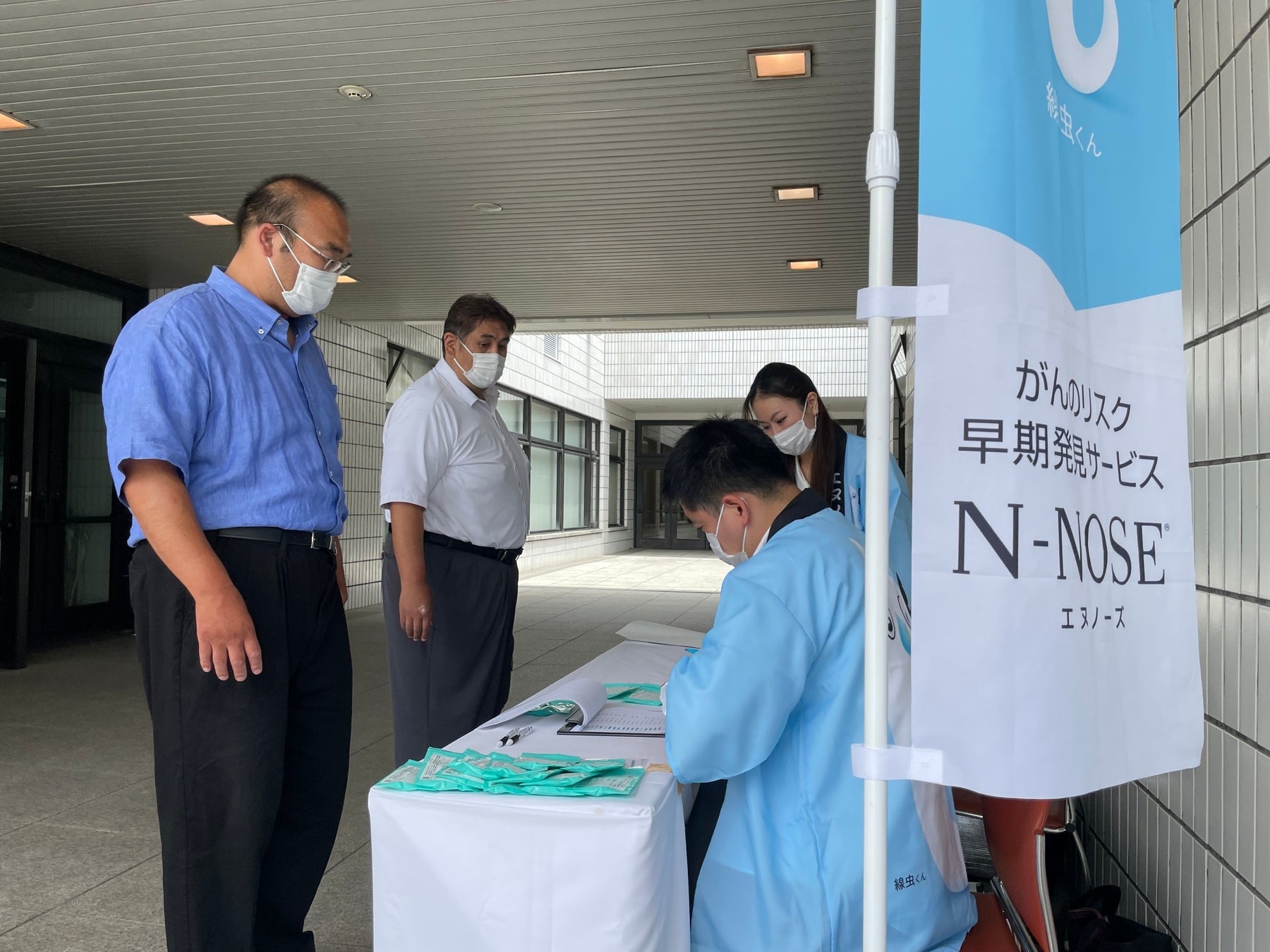 <検体提出に来た元大関雅山(現二子山親方)と元小結高見盛(現東関親方)>