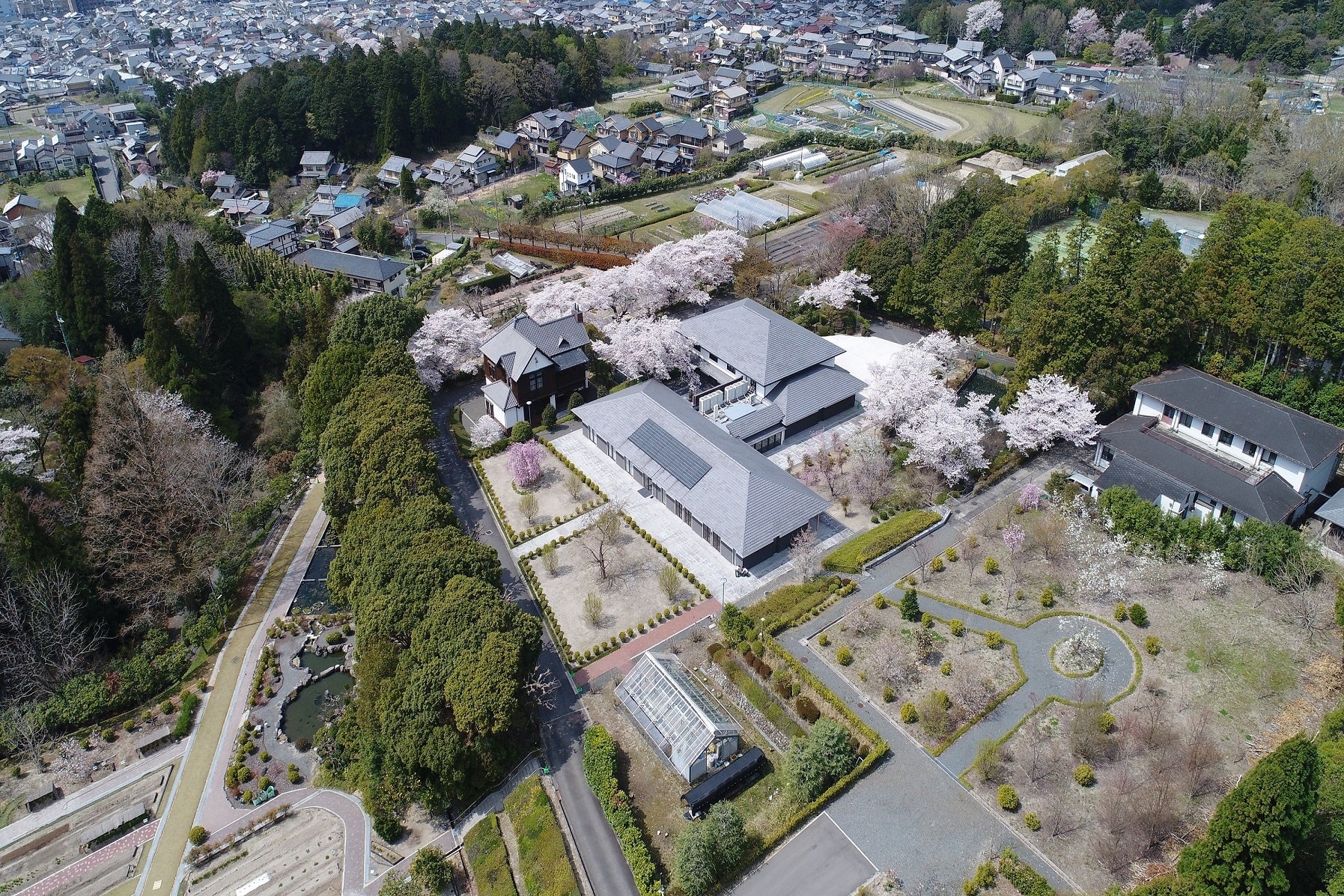 京都薬用植物園（空撮・研修棟周辺）