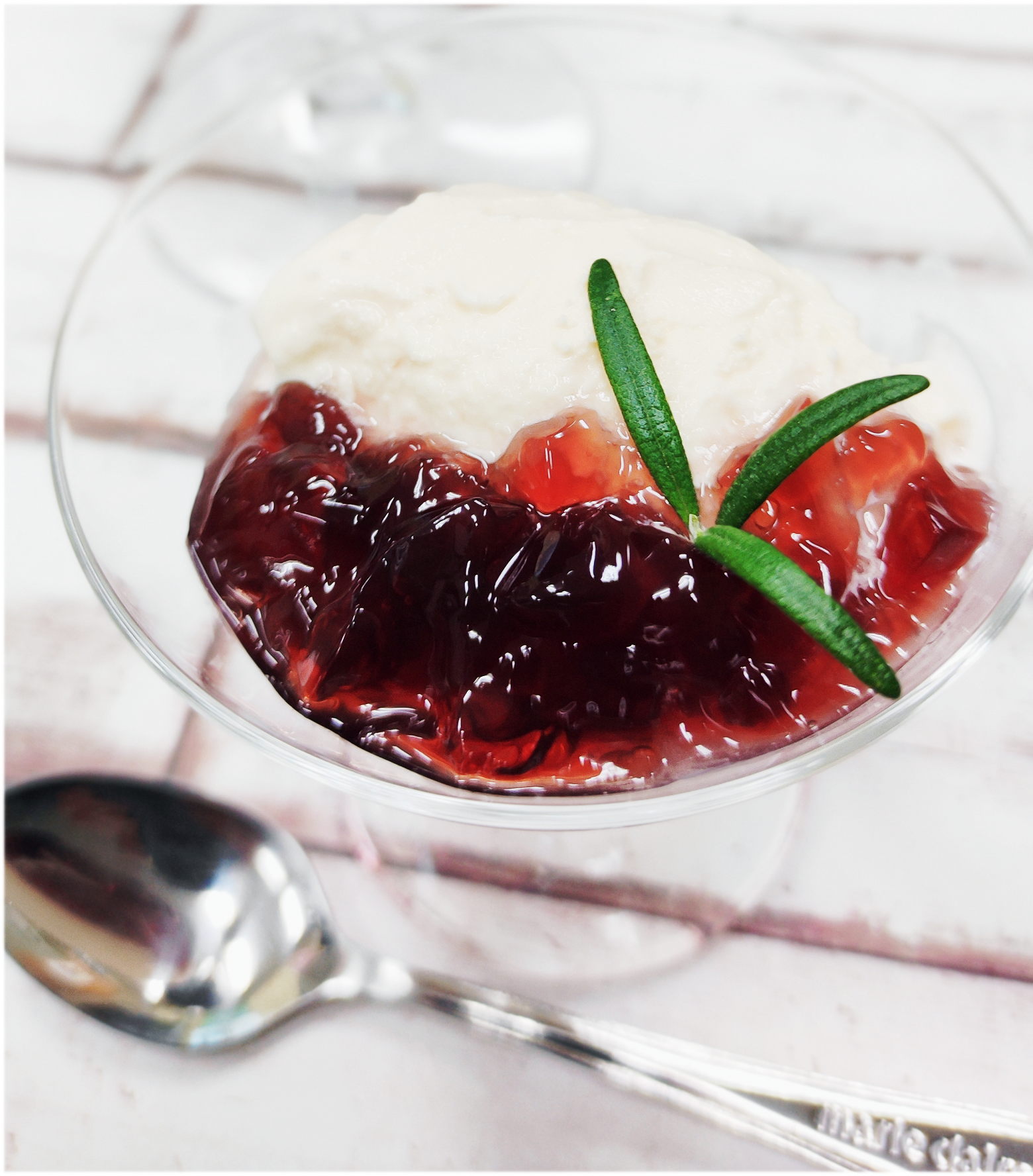 バニラアイスにクラッシュした食べるワインを添えて