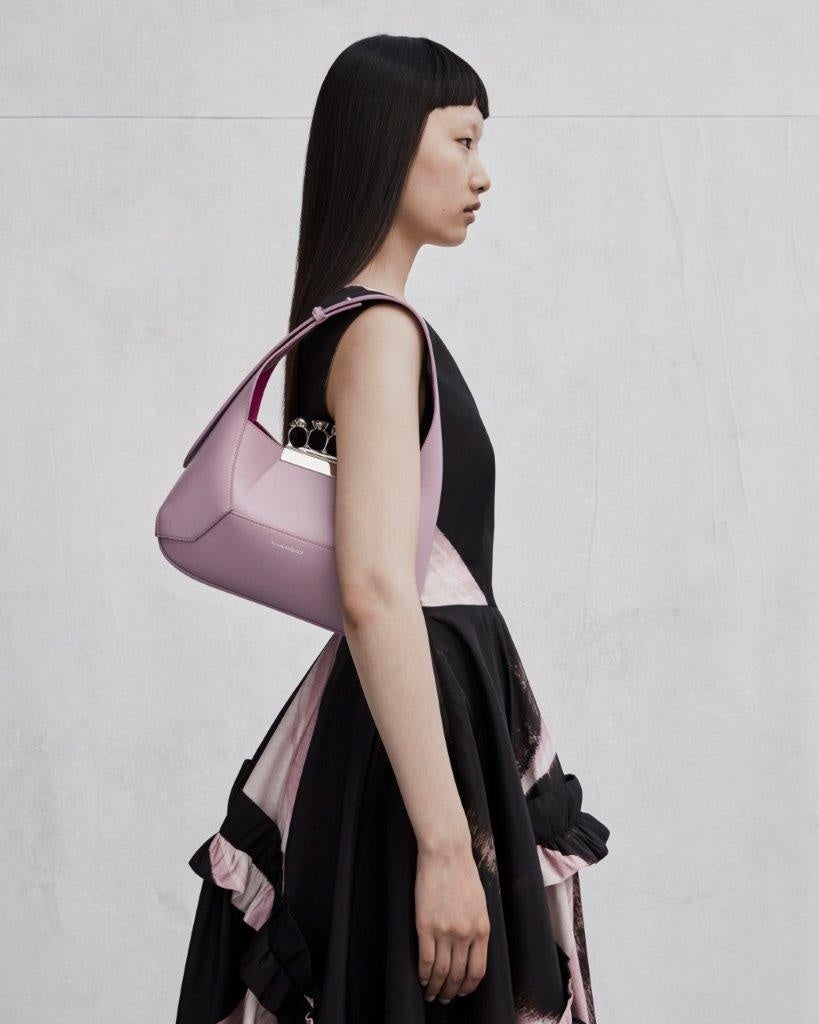 [アレキサンダーマックイーン] JEWELLED HOBO レザーバッグ Alexander McQueen】「The Jewelled Hobo」に新色が登場 | 株式