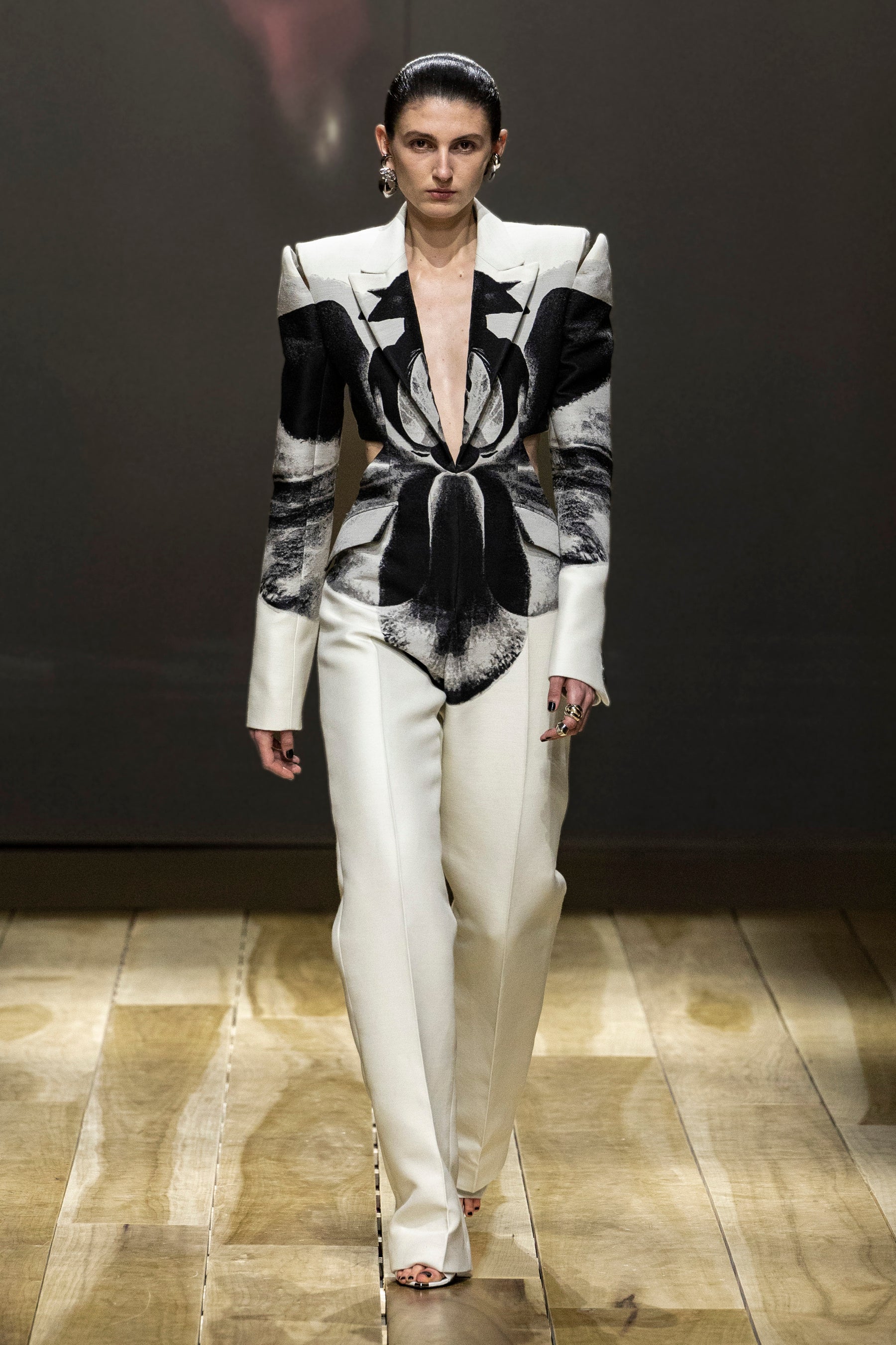 Alexander McQueen】2023年秋冬コレクションを発表 | 株式会社