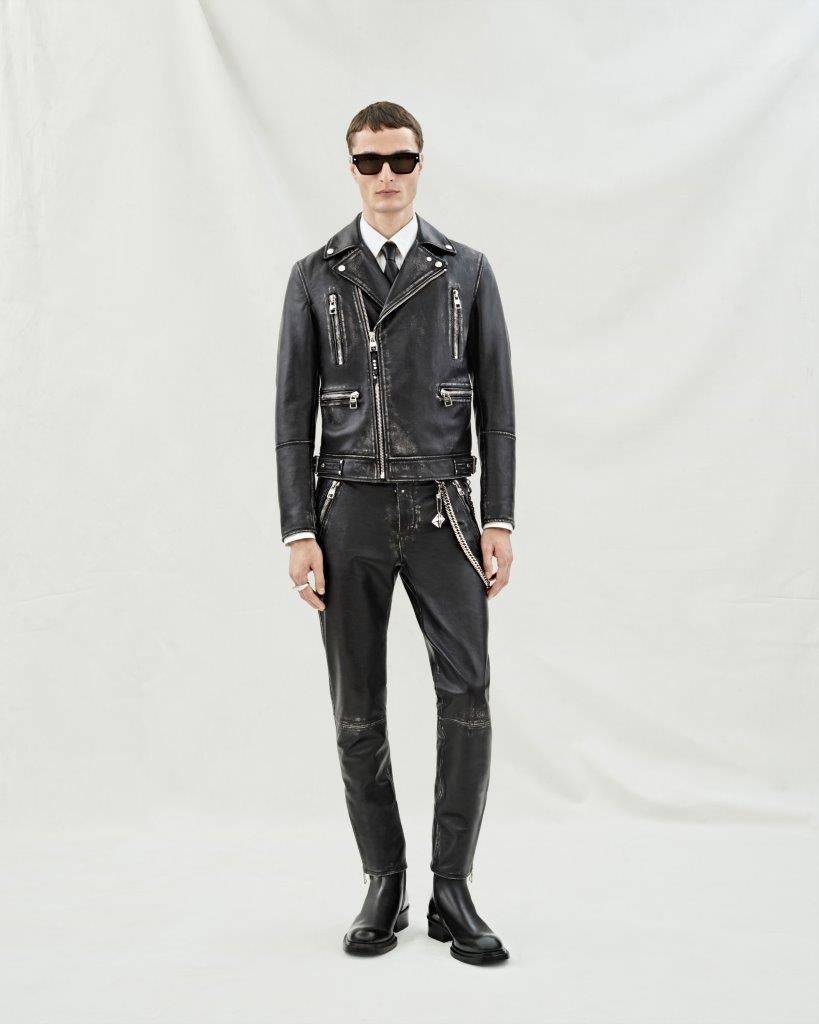 Alexander McQueen】2024年メンズ春夏プレコレクション | 株式