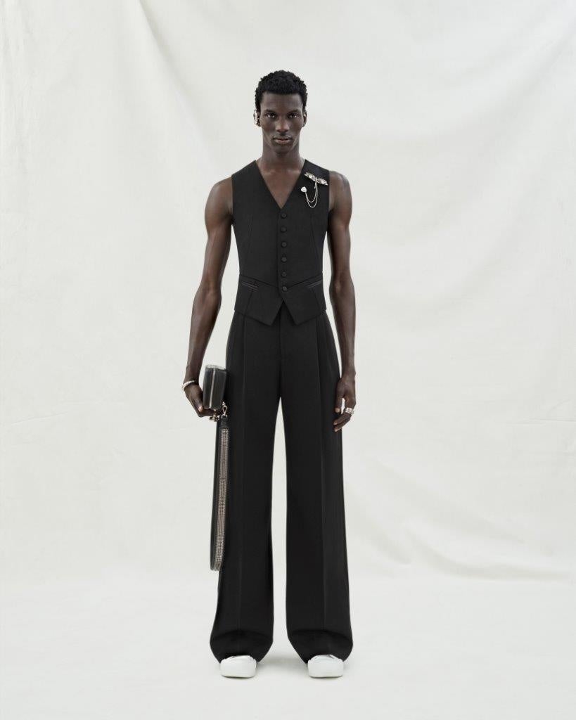 Alexander McQueen】2024年メンズ春夏プレコレクション | 株式
