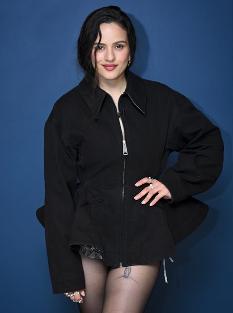 ロザリアが『ザ・トゥナイト・ショー』でアレキサンダー・マックイーンの衣装を着用 ロザリアが『ザ・トゥナイト・ショー』でアレキサンダー・マックイーンの衣装を着用