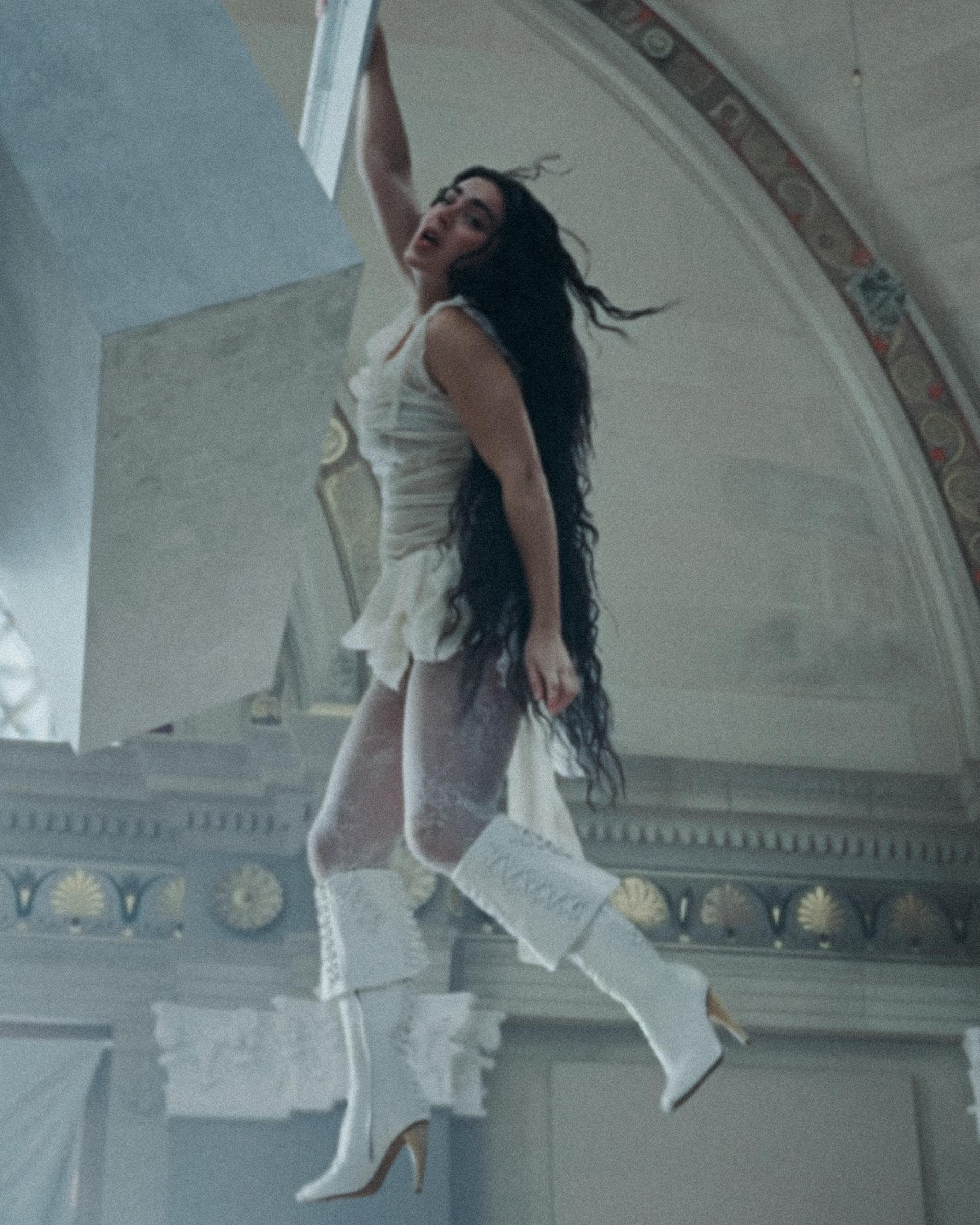 McQueen】チャーリーxcxがマックイーンを着用 | 株式会社ケリング