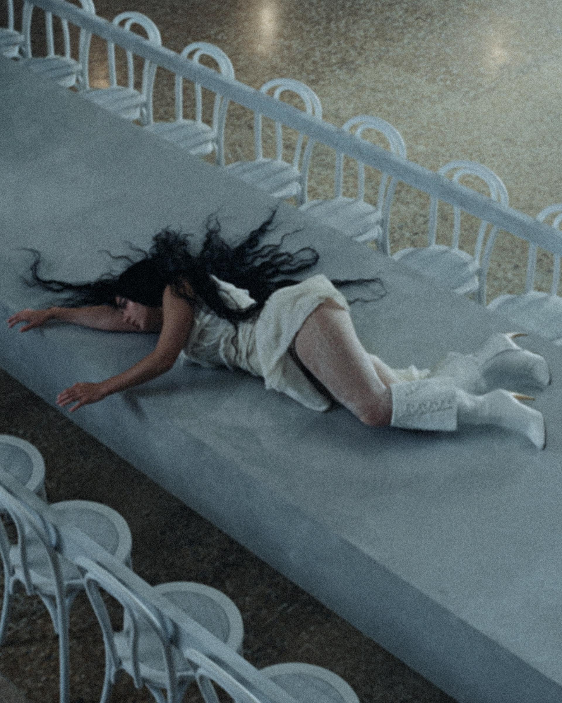 チャーリー McQueen】チャーリーxcxがマックイーンを着用 | 株式会社ケリング