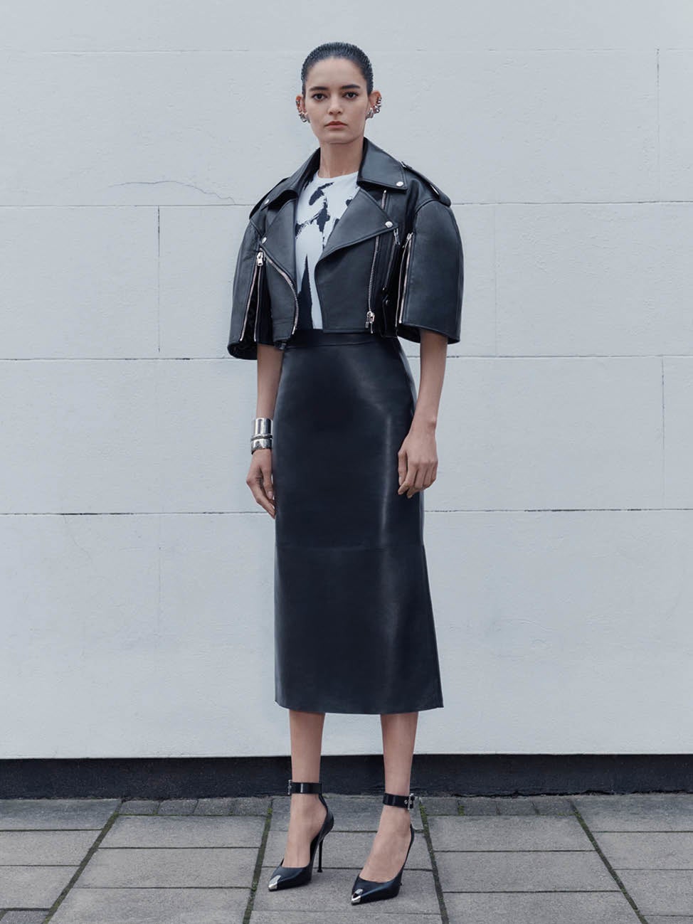 Leather Jacket ¥581,900 (税込) T-Shirts￥103,400(税込) Leather Skirt ￥498,300 (税込)