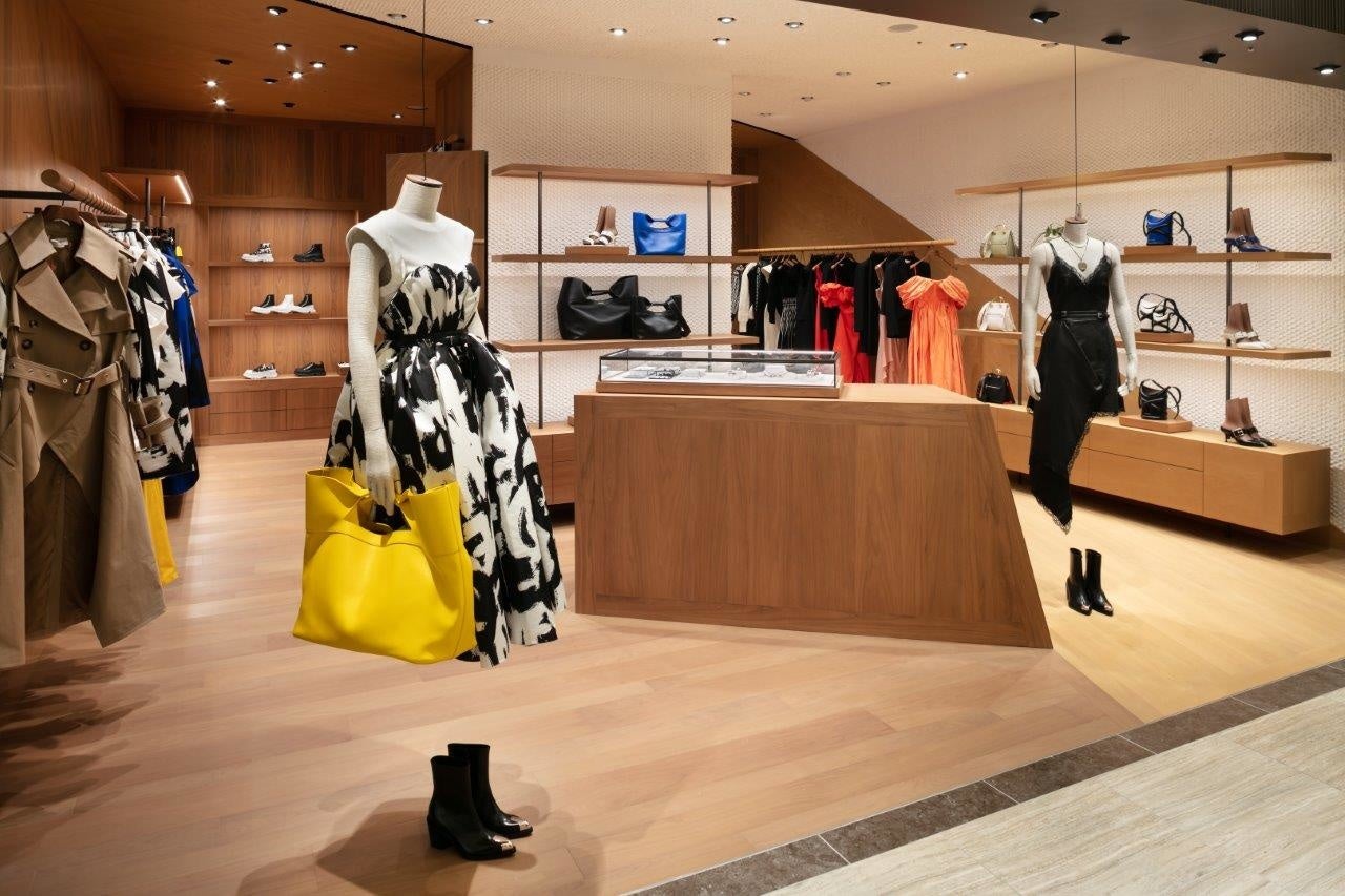 Alexander Mcqueen アレキサンダー マックイーン新店舗が阪急うめだ本店5階にオープン Alexander Mcqueenのプレスリリース Alexander Mcqueen アレキサンダー マックイーン新店舗が阪急うめだ本店5階にオープン Alexander Mcqueenのプレスリリース