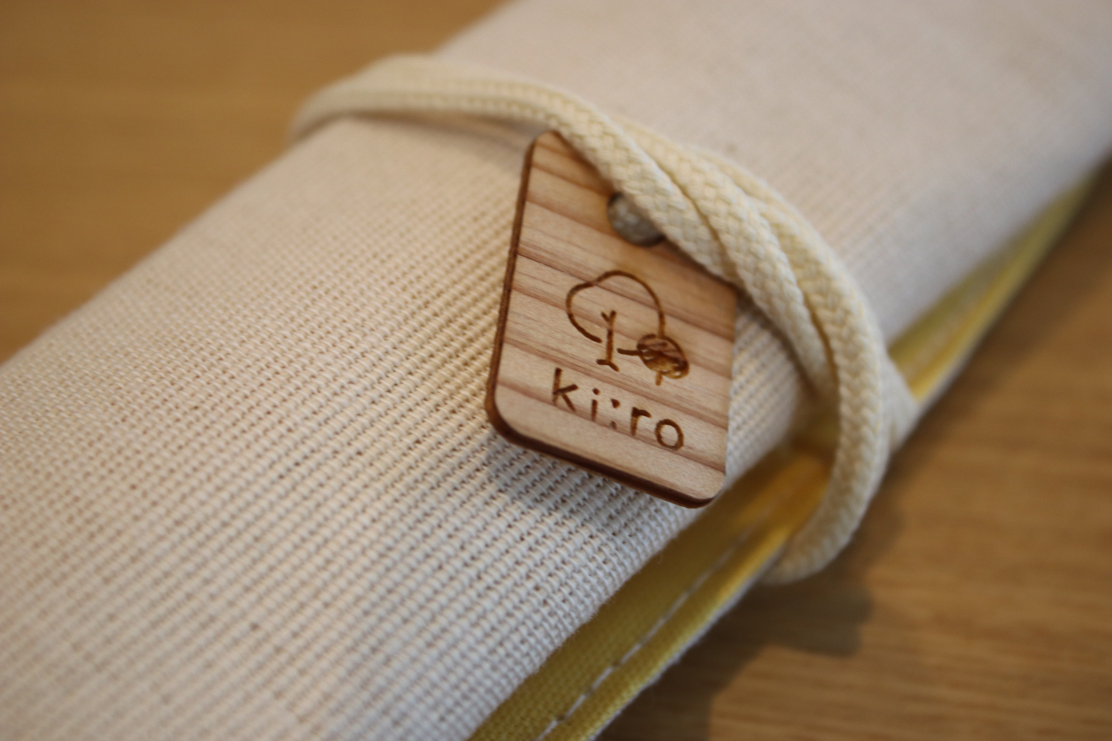 間伐材から作った布を利用したペンケース