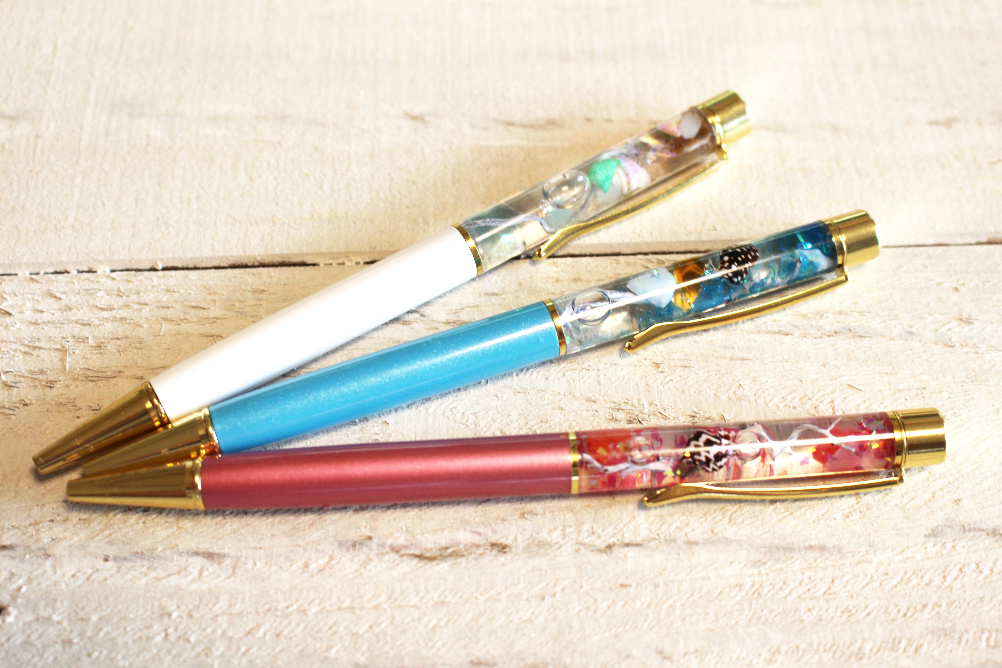 海岸に流れ着いたガラス片やプラスチック片をハーバリウム風につかったシーグラスボールペン