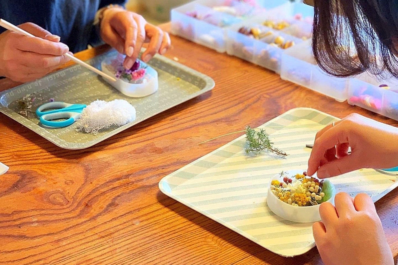 （アロマワックスサシェ作りのワークショップの様子）