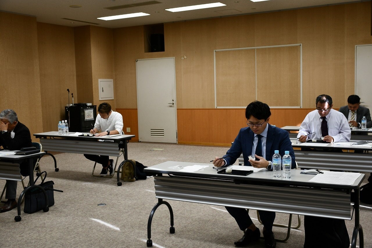 最終審査会の官能審査の様子