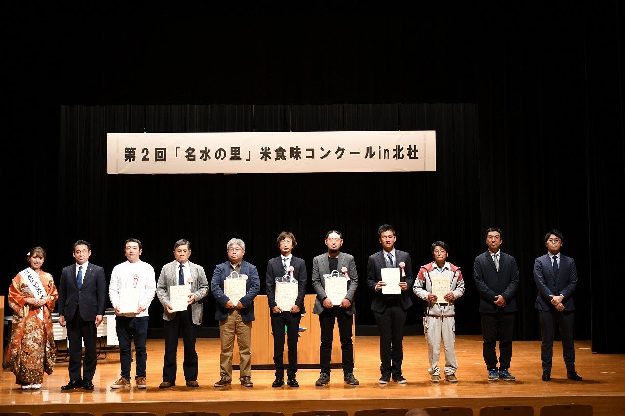 受賞者との記念撮影の様子