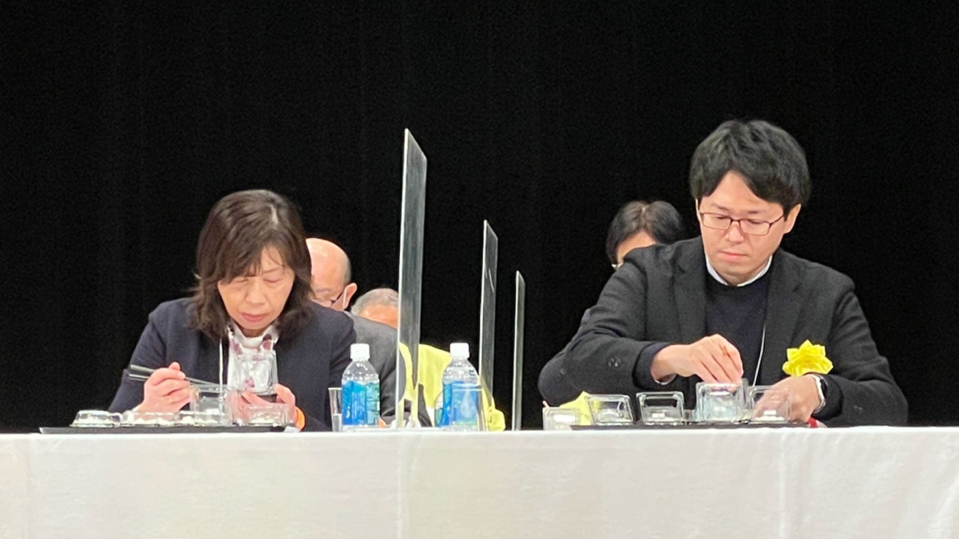 官能審査の様子（右が小野寺）