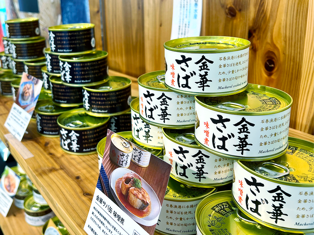 お持ち帰りしやすいカレーや缶詰も多数そろえています