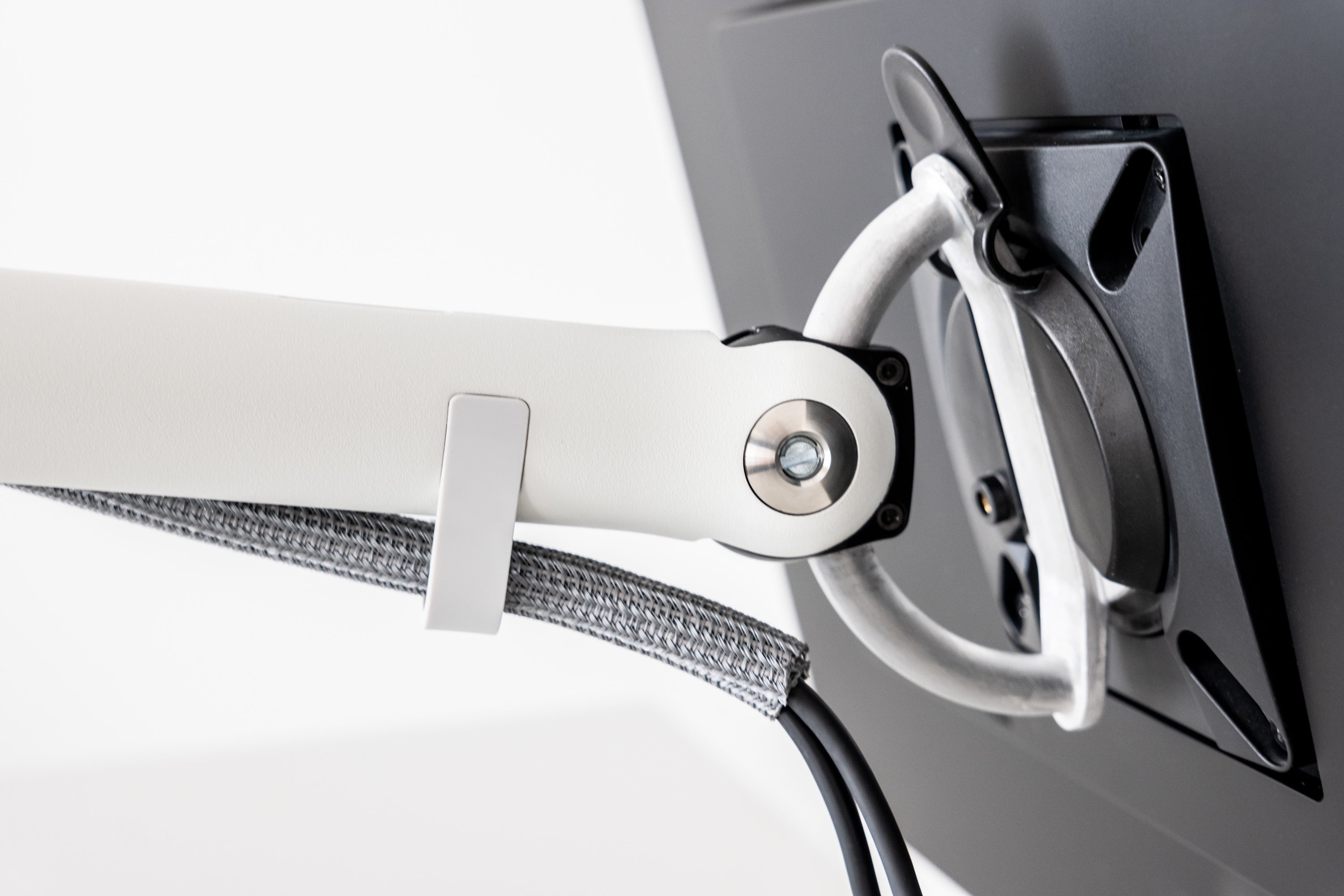 PREDUCTSよりハーマンミラーのモニターアーム『Flo Monitor Arm