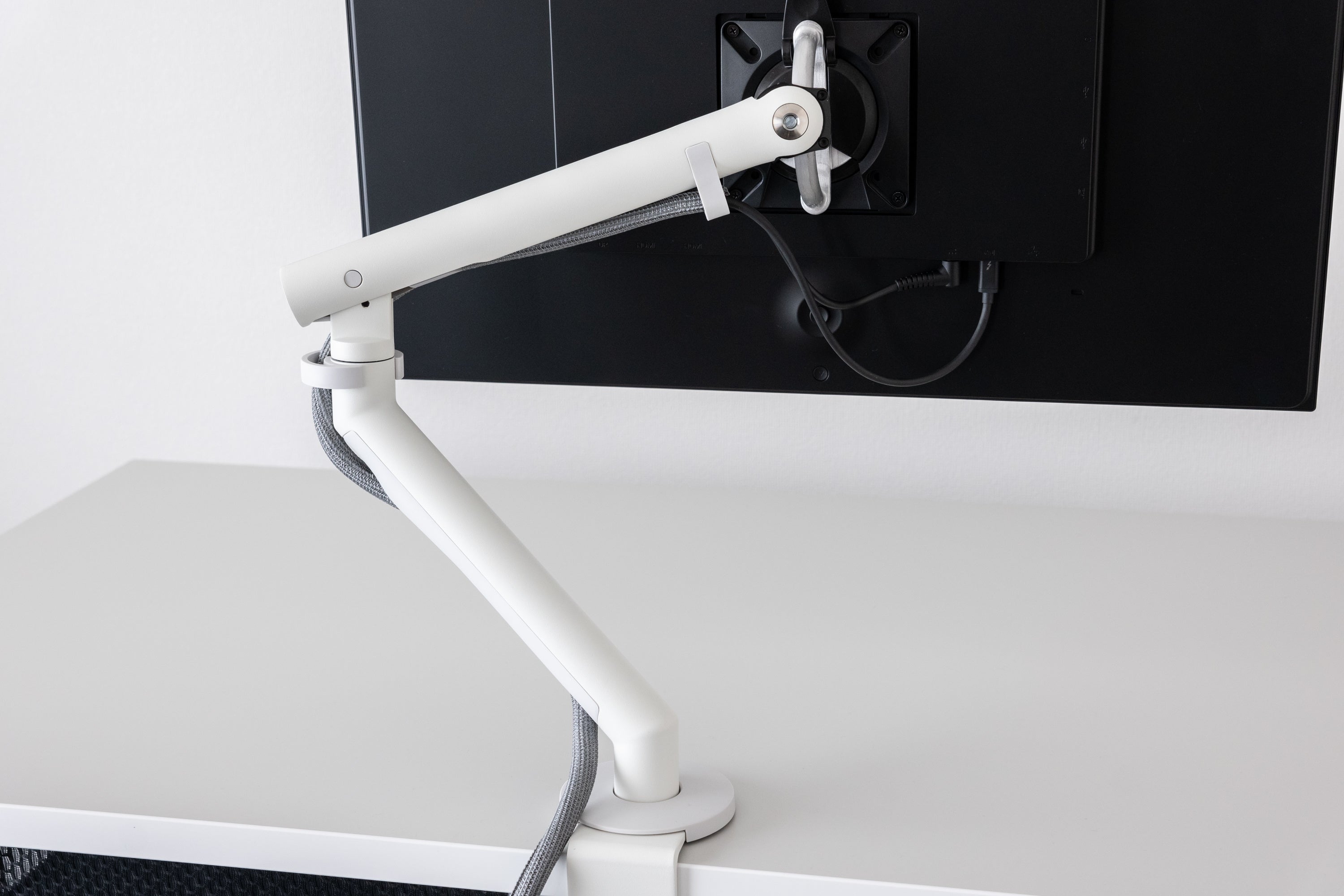 PREDUCTSよりハーマンミラーのモニターアーム『Flo Monitor Arm
