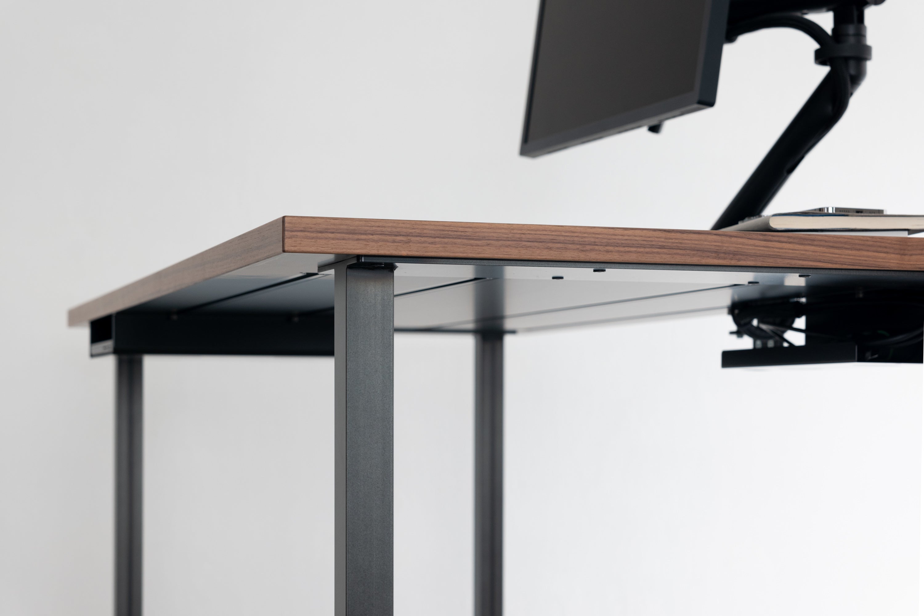 モジュール式拡張デスク『PREDUCTS DESK』の RECTANGLE モデルを販売