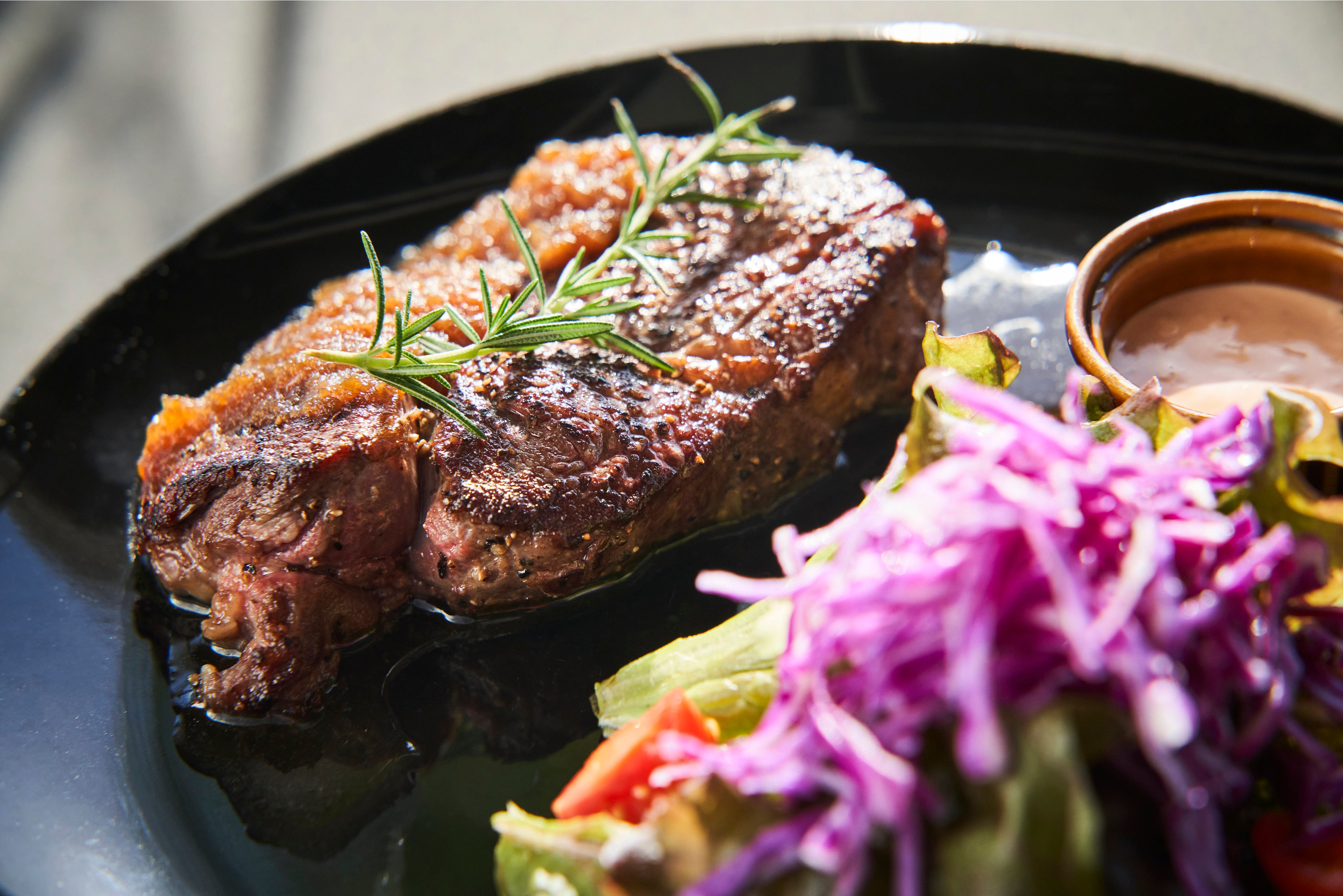 RIBLOSE STEAK  ニッカウイスキーでフランベし、風味をプラスしたやわらかなリブロースを、オリジナルオニオンソースで。新鮮サラダ、オリジナルドレッシング付き。