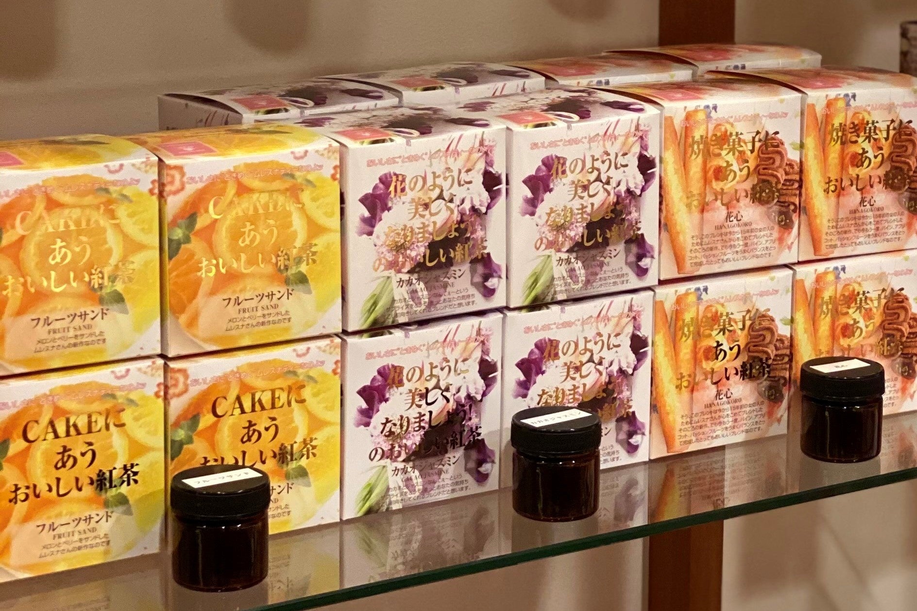 大人気商品【CUBE BOX】もご用意。気に入った紅茶はご購入いただけます。