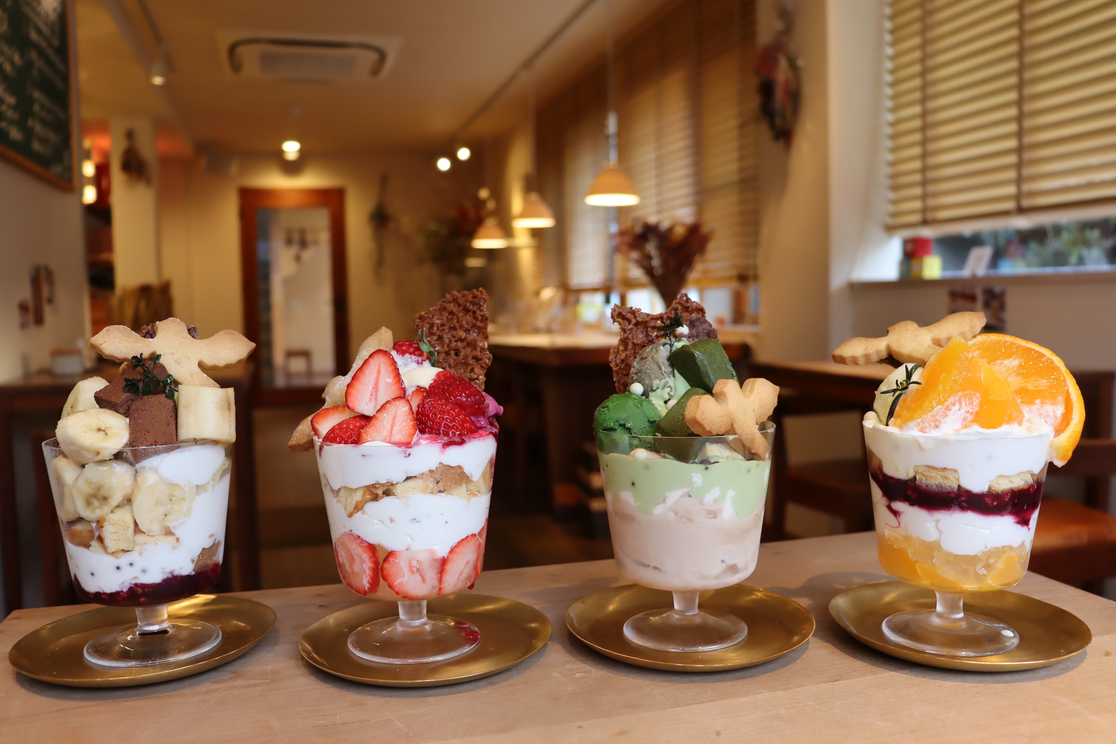 オリジナルパフェの種類は季節のフルーツを使ったものから、和パフェまで種類豊富にご用意しています。