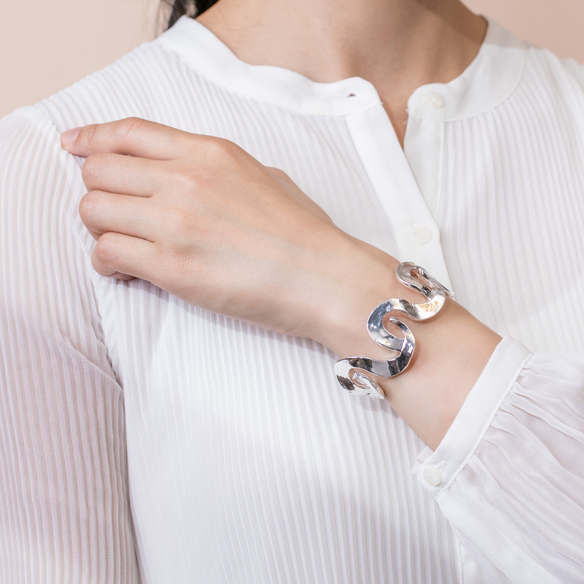 バーバラ バングル 着用